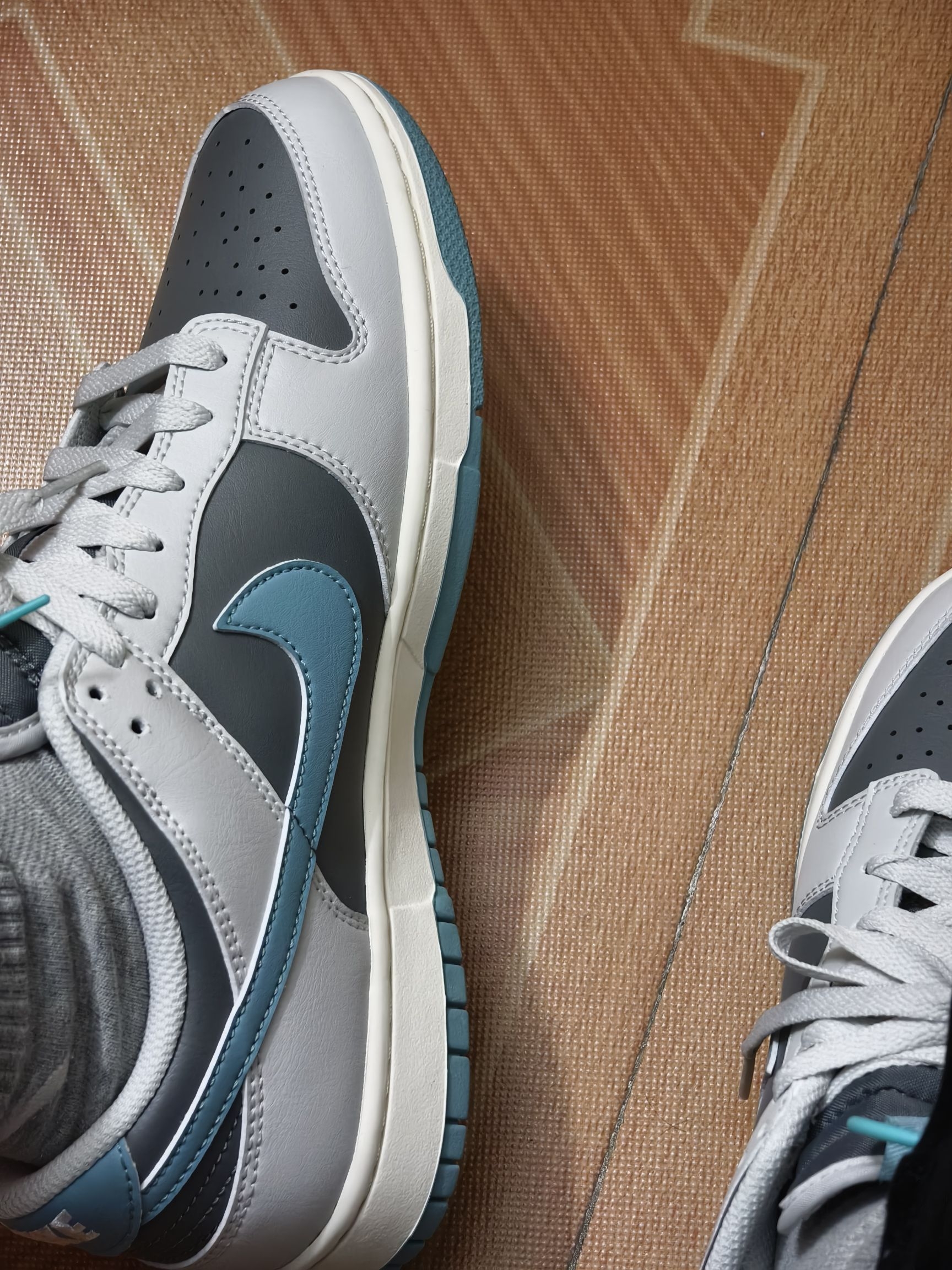 颜色没有偏差，很漂亮，鞋面脏轻轻一擦就掉