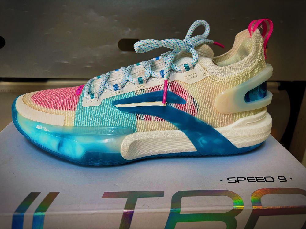 李宁闪击9 Premium|迈阿密之夜配色,颜值直接拉满