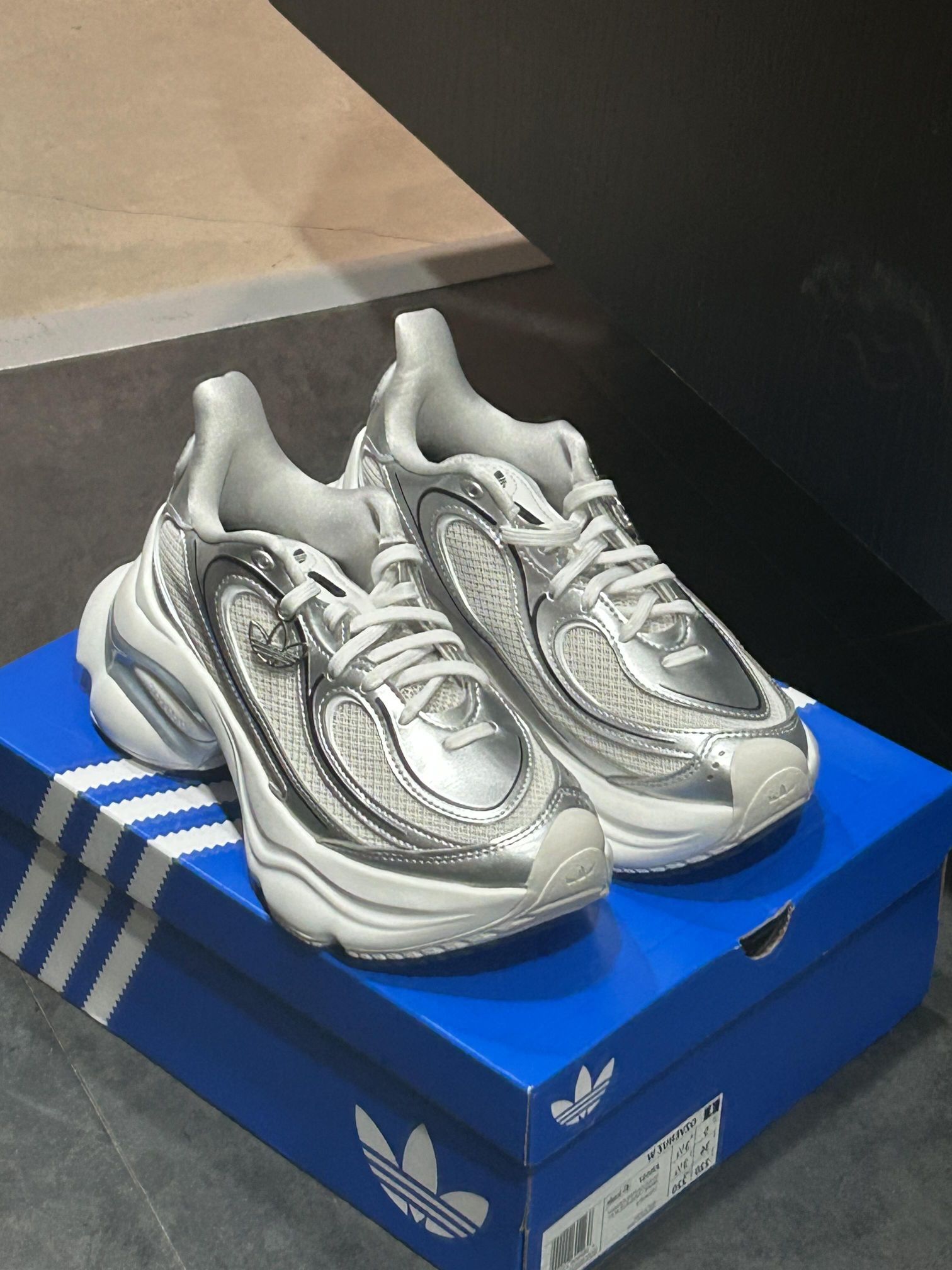三叶草 OZVENUZ，💋今天的快乐是这双银色给