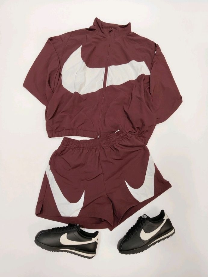 复古酒红炸街套装｜Nike这套运动风穿搭绝了！
