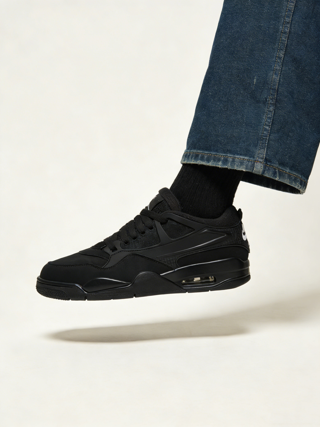 纯黑武士降级？AJ4 RM “黑猫”真香！比原版更耐造，通勤实战没毛病