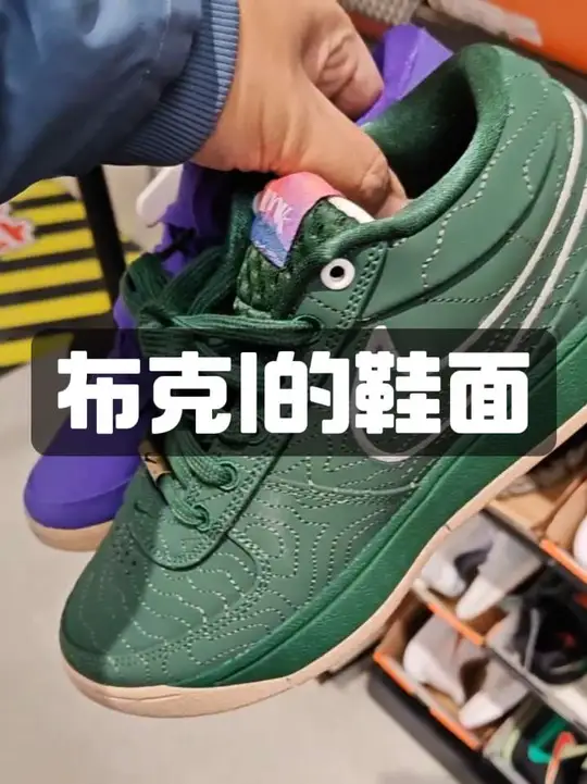 如果当下季节，你打算入手一双布克一代，我认为绿色头层麂皮版本是最好的选