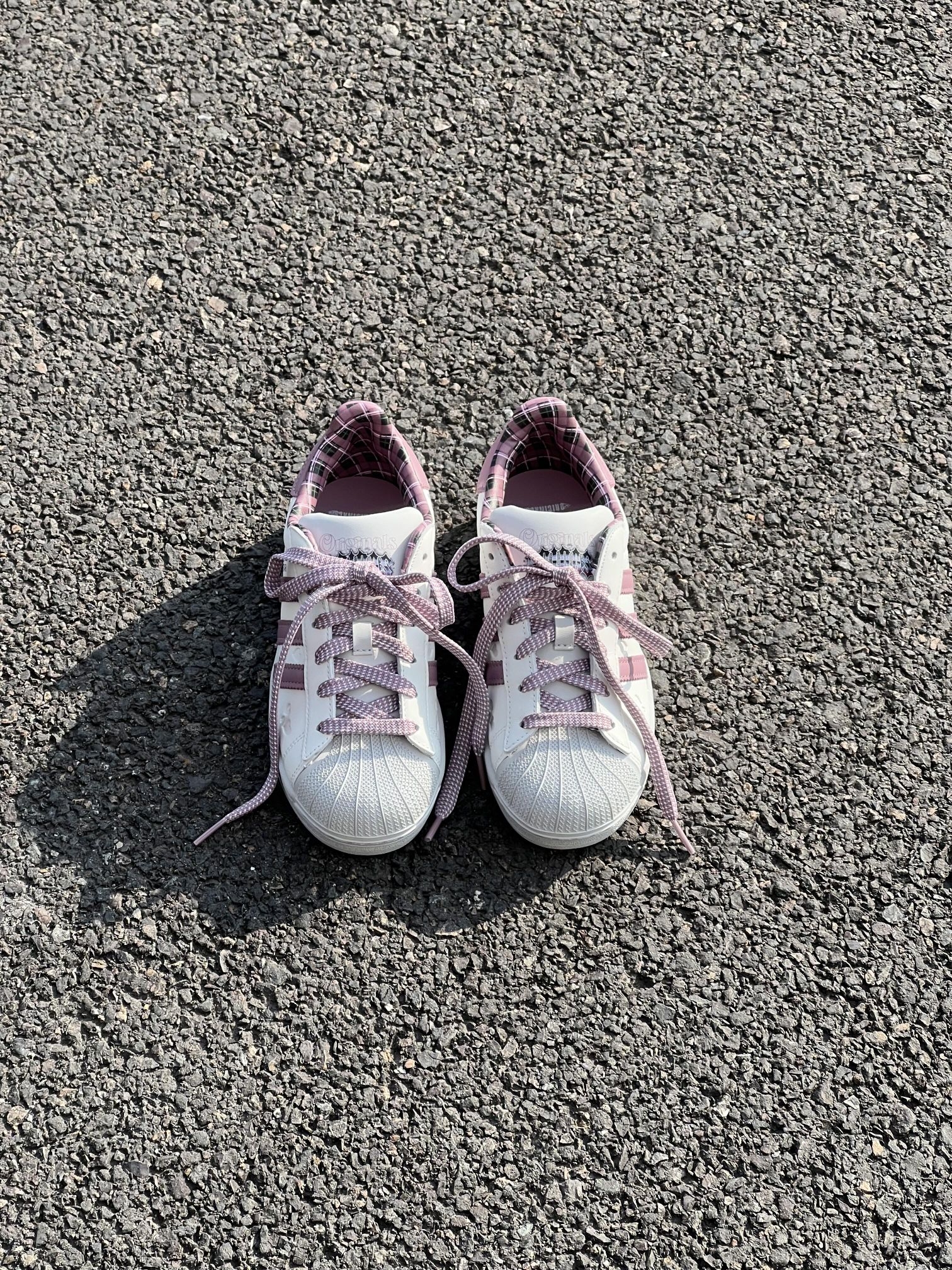 这双adidas Superstar 2情人节限定白紫色，甜到我忍不住多看几眼！！😍