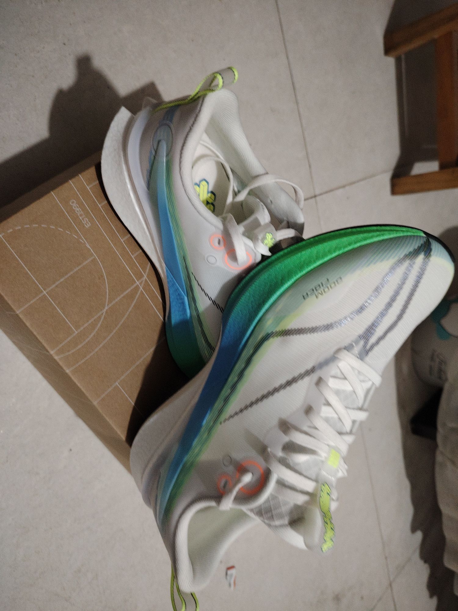 适合在操场上跑步，全掌的大底非常软弹适合