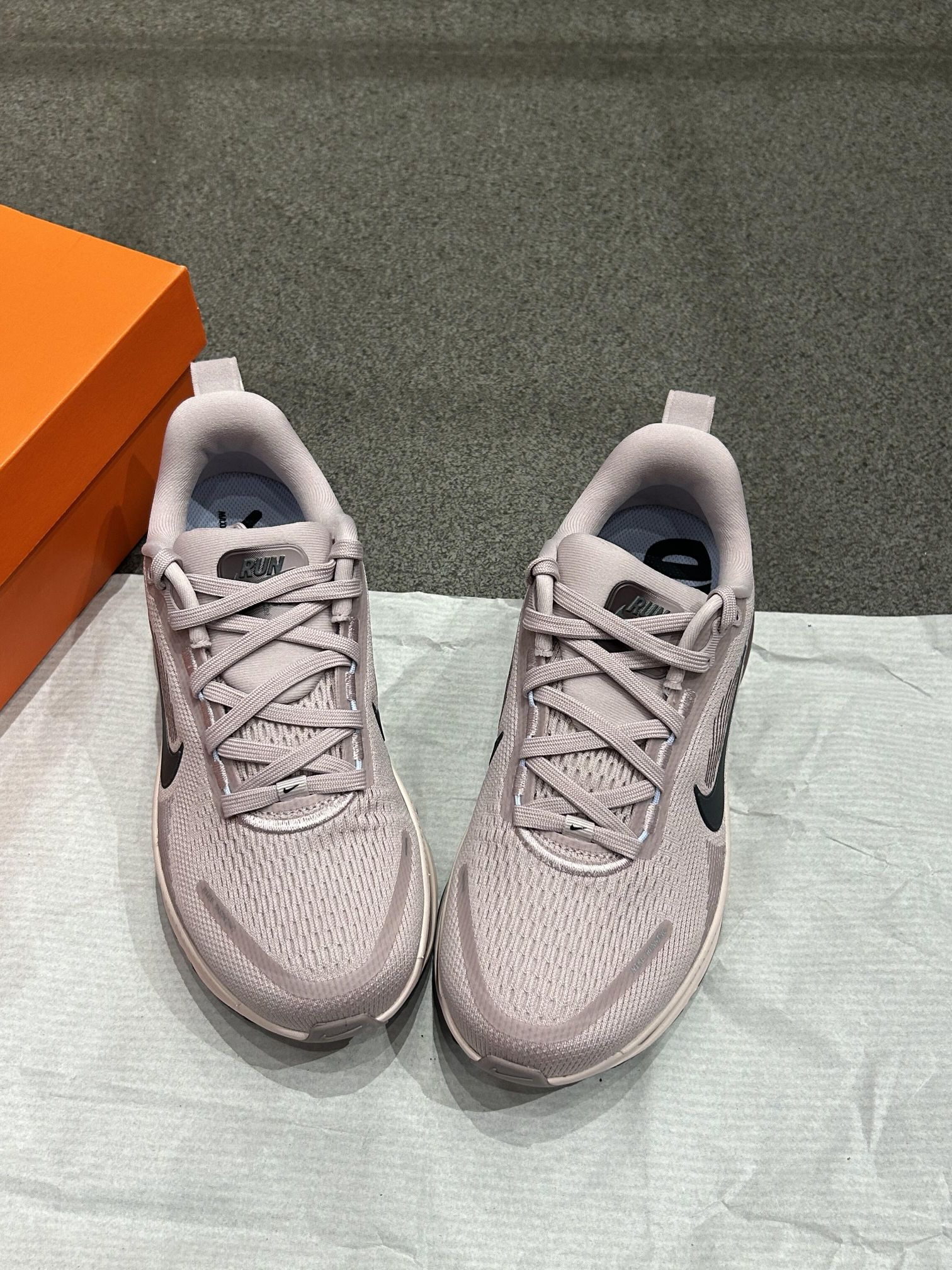 Nike|灰粉配色、真的绝了！！！

迈
