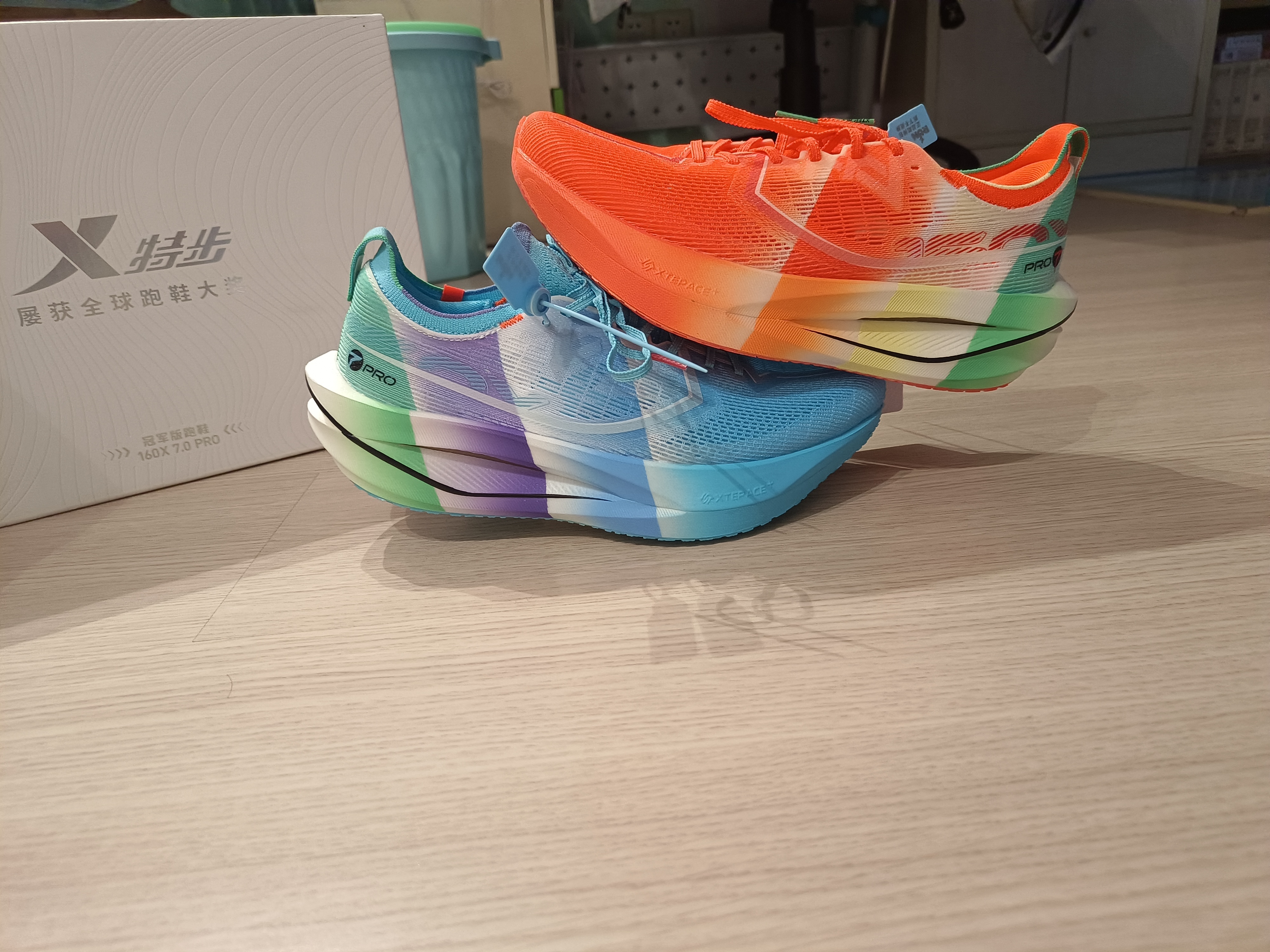这双跑鞋的泡棉非常的韧弹，配色鸳鸯色和很