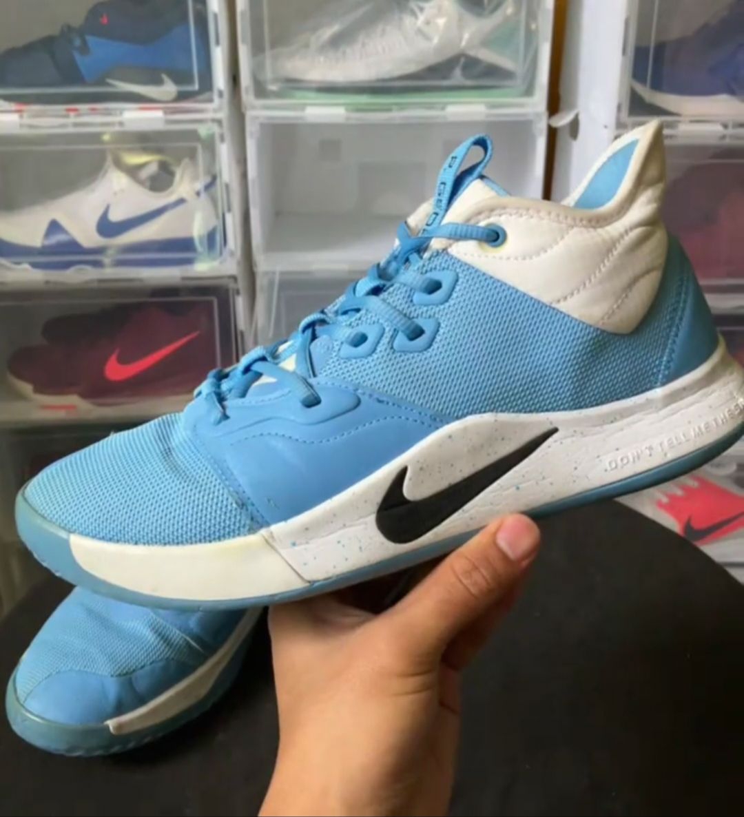 这是 Nike PG3(保罗·乔治3代) 篮球鞋,图中是北卡蓝配色版本,它的主要特点如下: