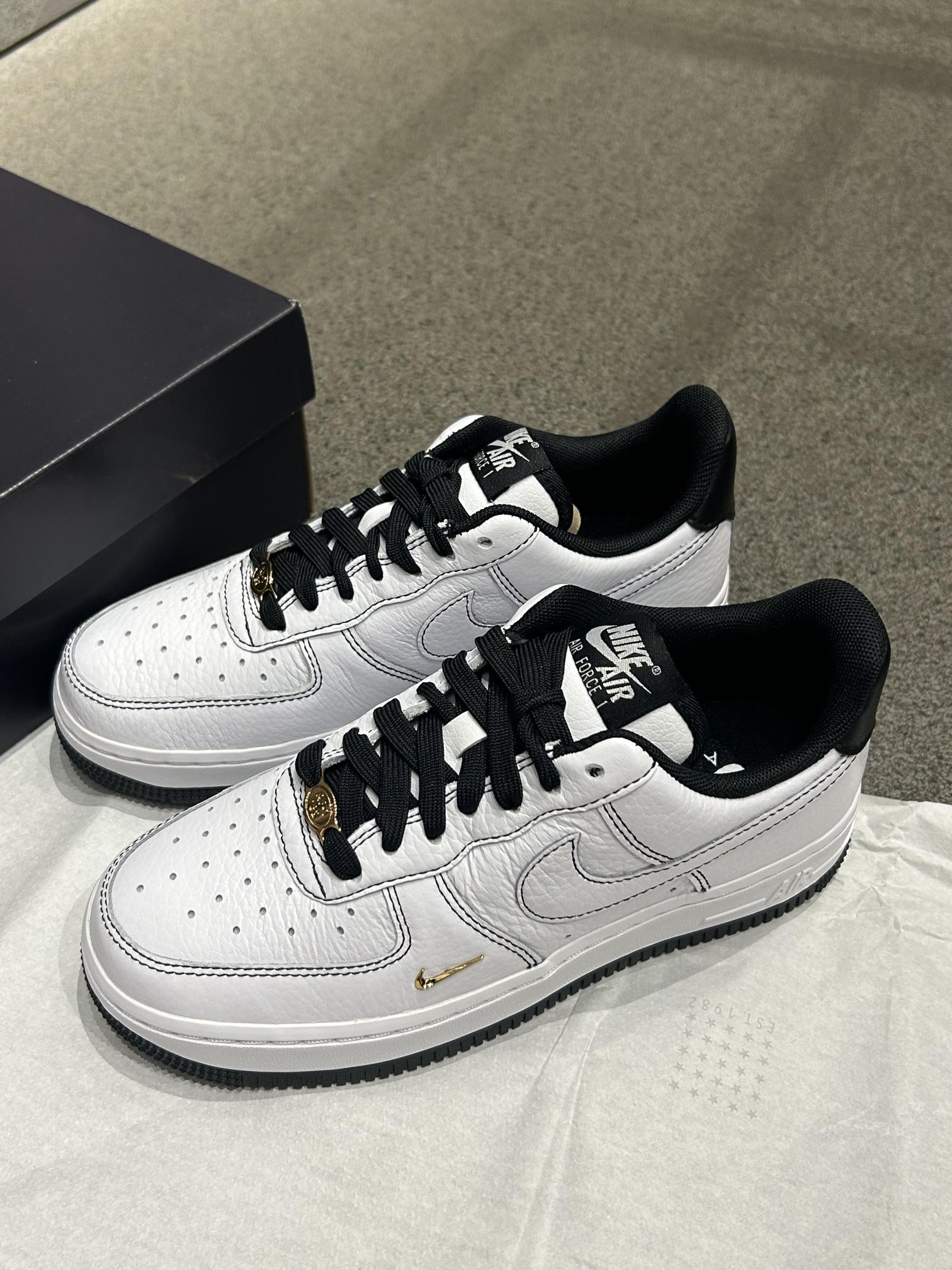 Nike 又出新款黑白空军啦|还是金勾配