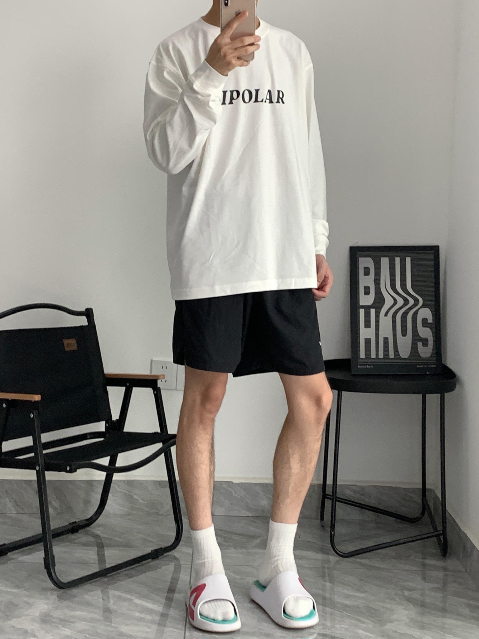 这件“BIPOLAR”白长袖，我穿了一整个夏天都没腻 😎