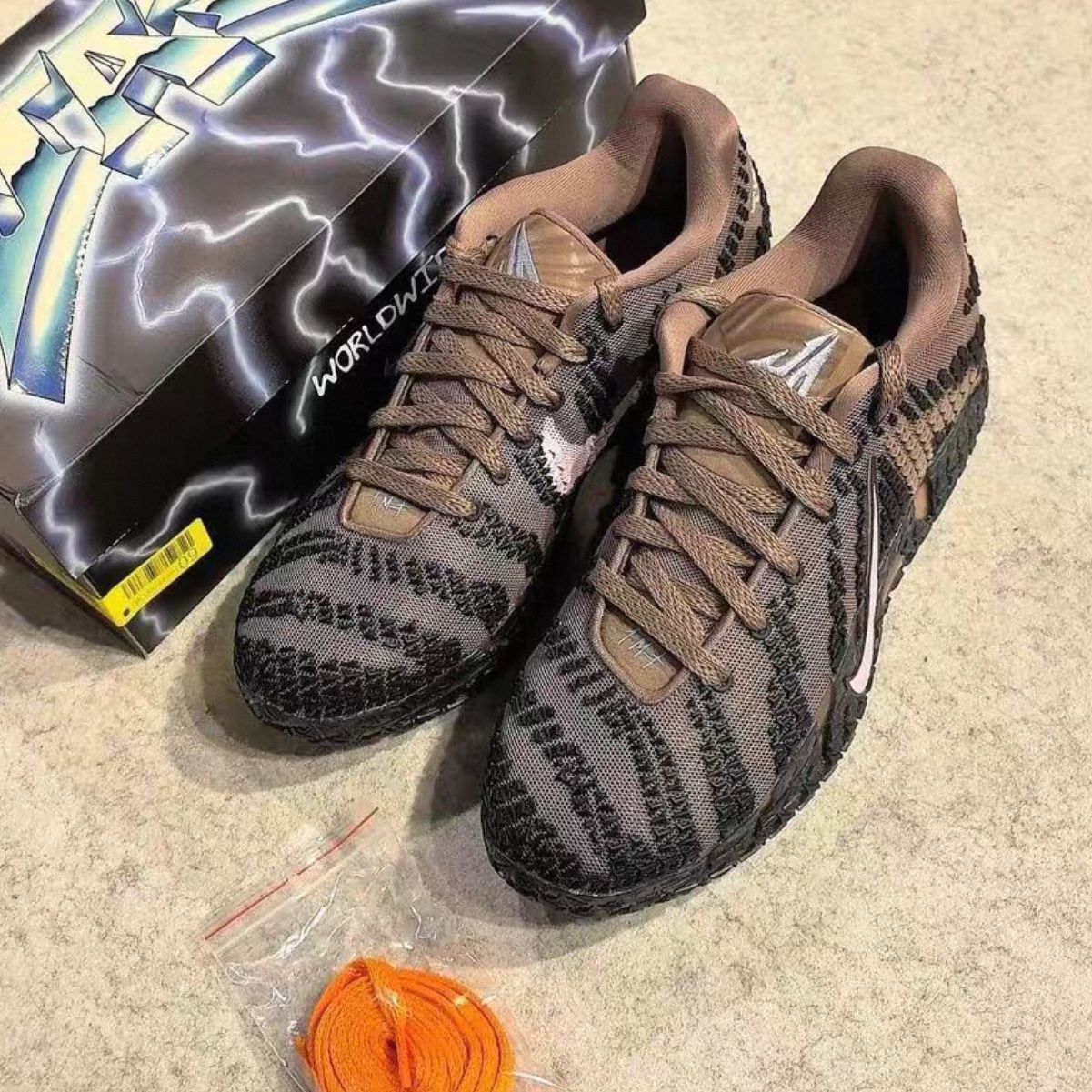 “穿上它秒变街头博主！Nike Zoom Type棕粉配色，复古未来感拉满，舒适度爆表！”