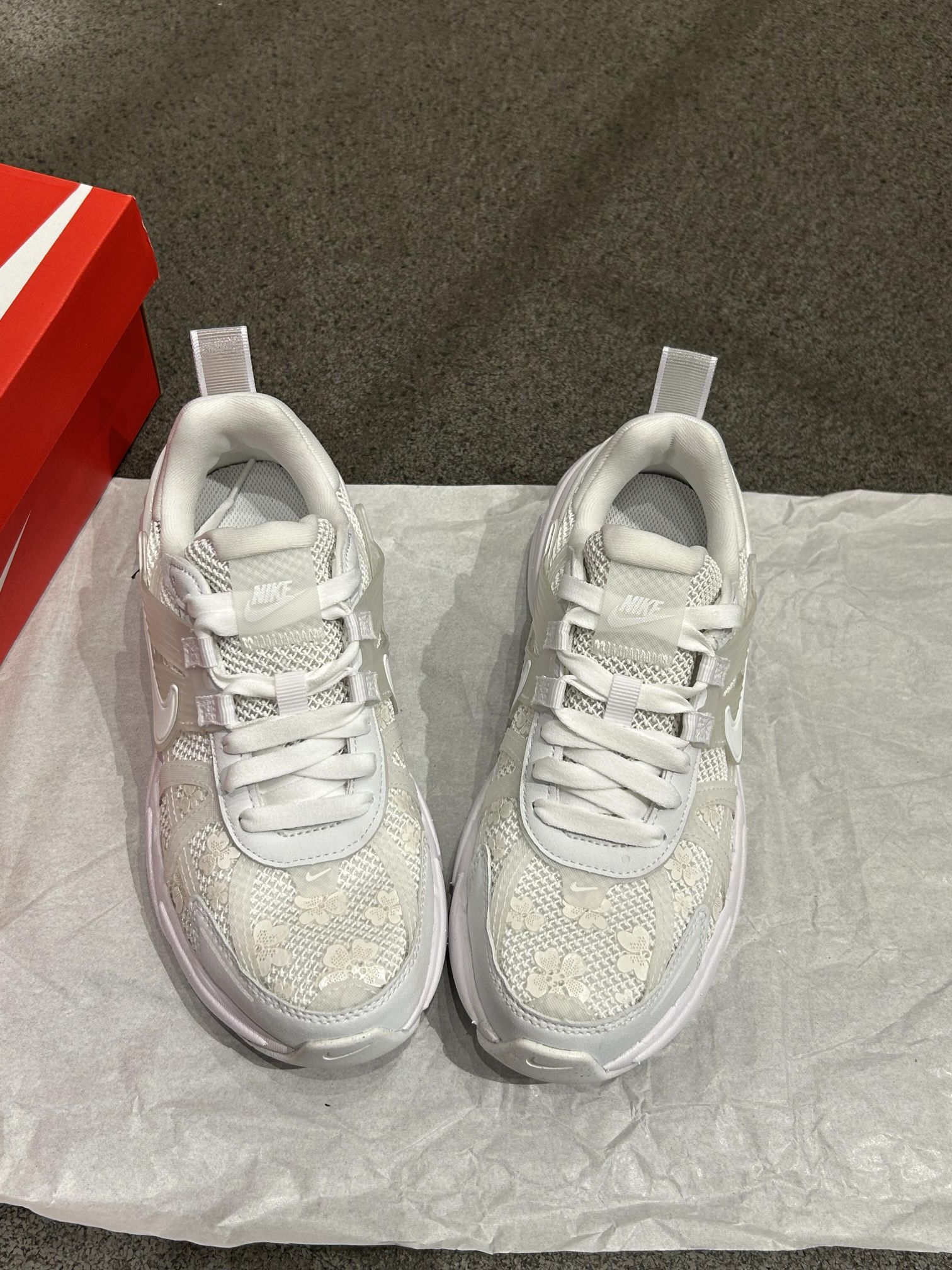 耐克V2K | 女生的快乐真的太简单了
