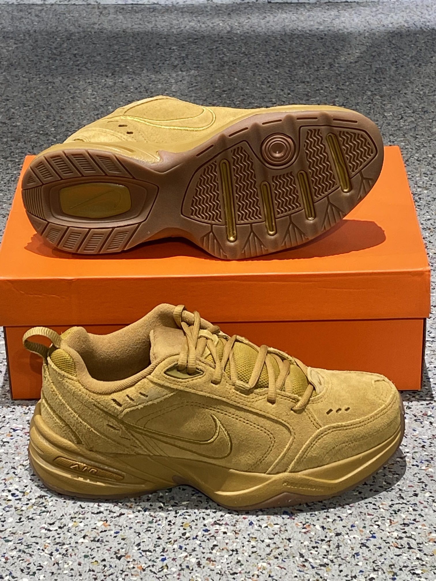 帅惨了！棕黄色复古老爹鞋

Nike A