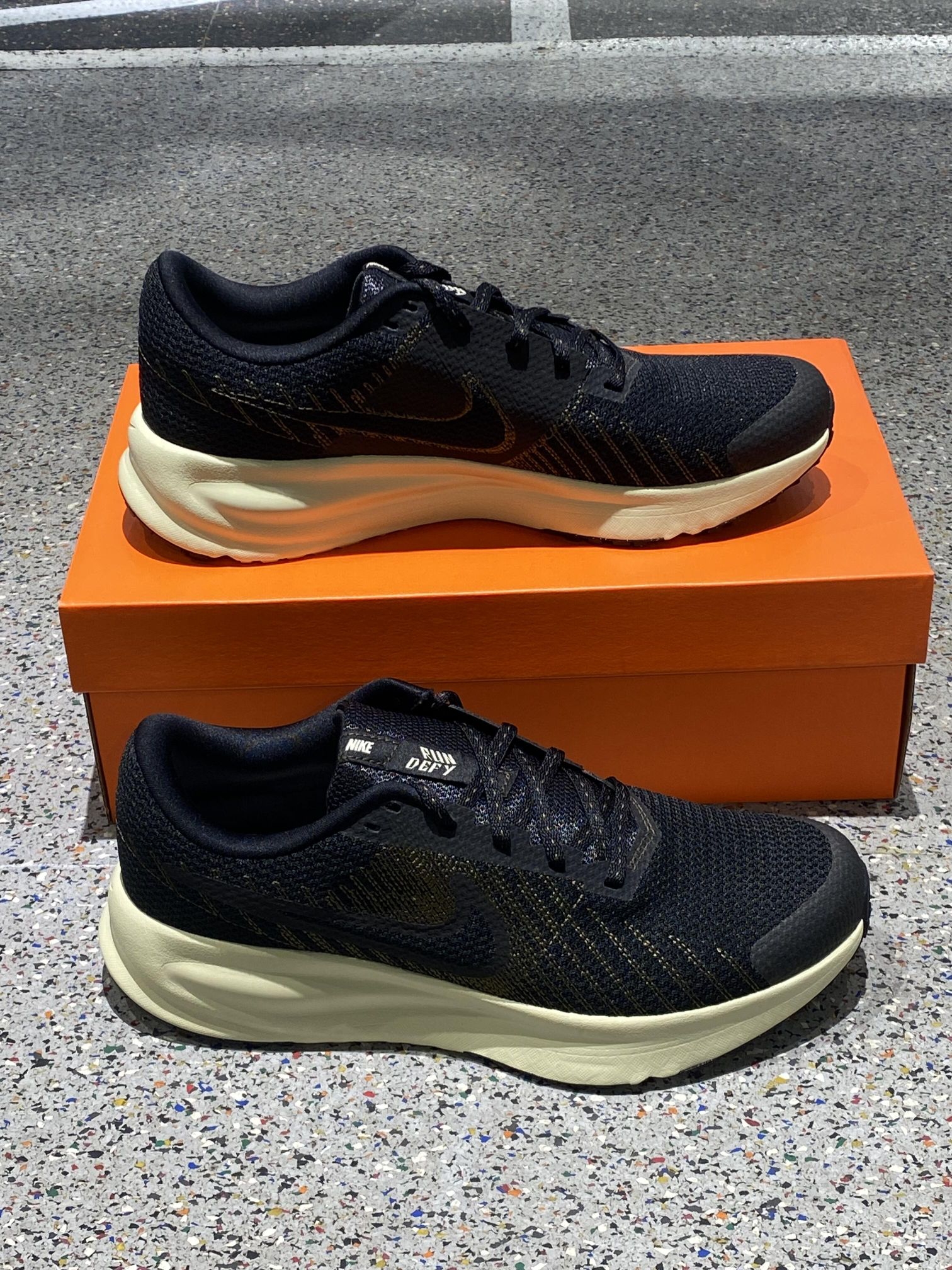 今日种草琥珀黄

Nike Run De
