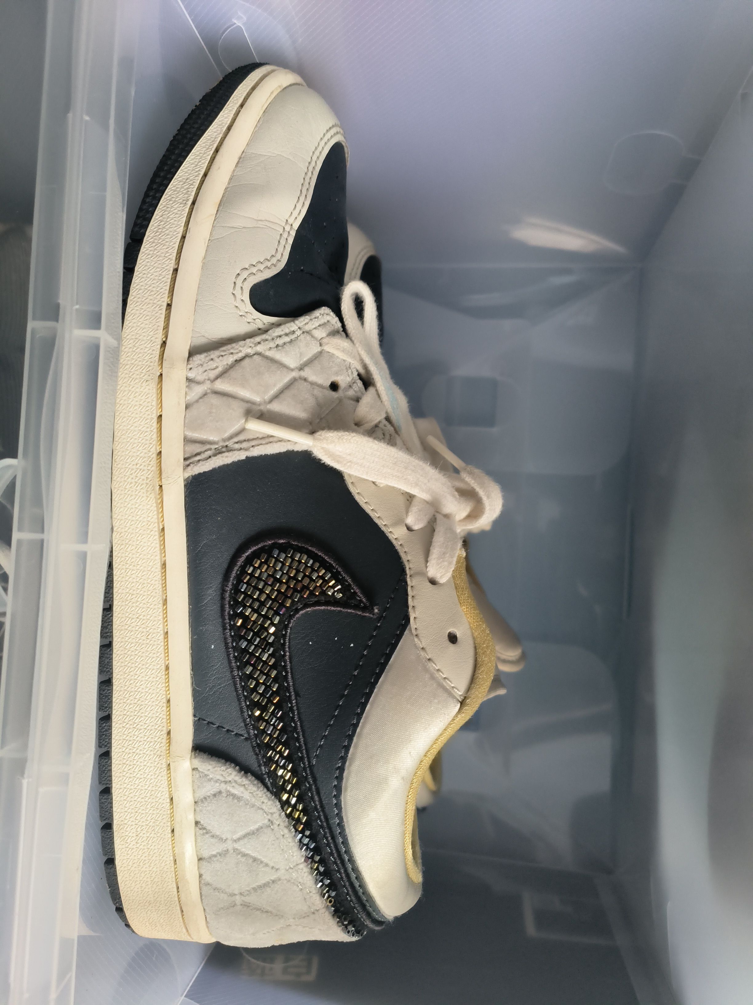 AJ1绸缎，边上常用的标变成了可以在光下发光的材质，后跟和前面用的有毛料整体鞋舍小标是金色的。