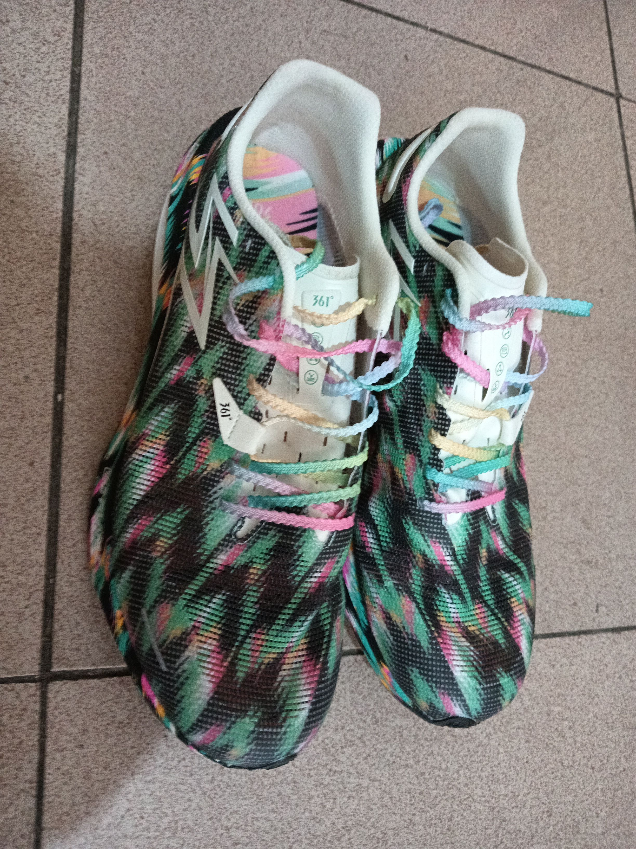 👟球鞋名称：飙速3Pro

📌是否偏码【