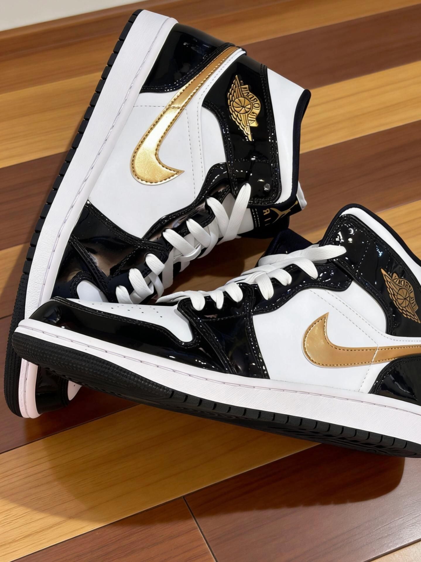 AJ1 Mid 黑金漆皮，有点高级哦😏
