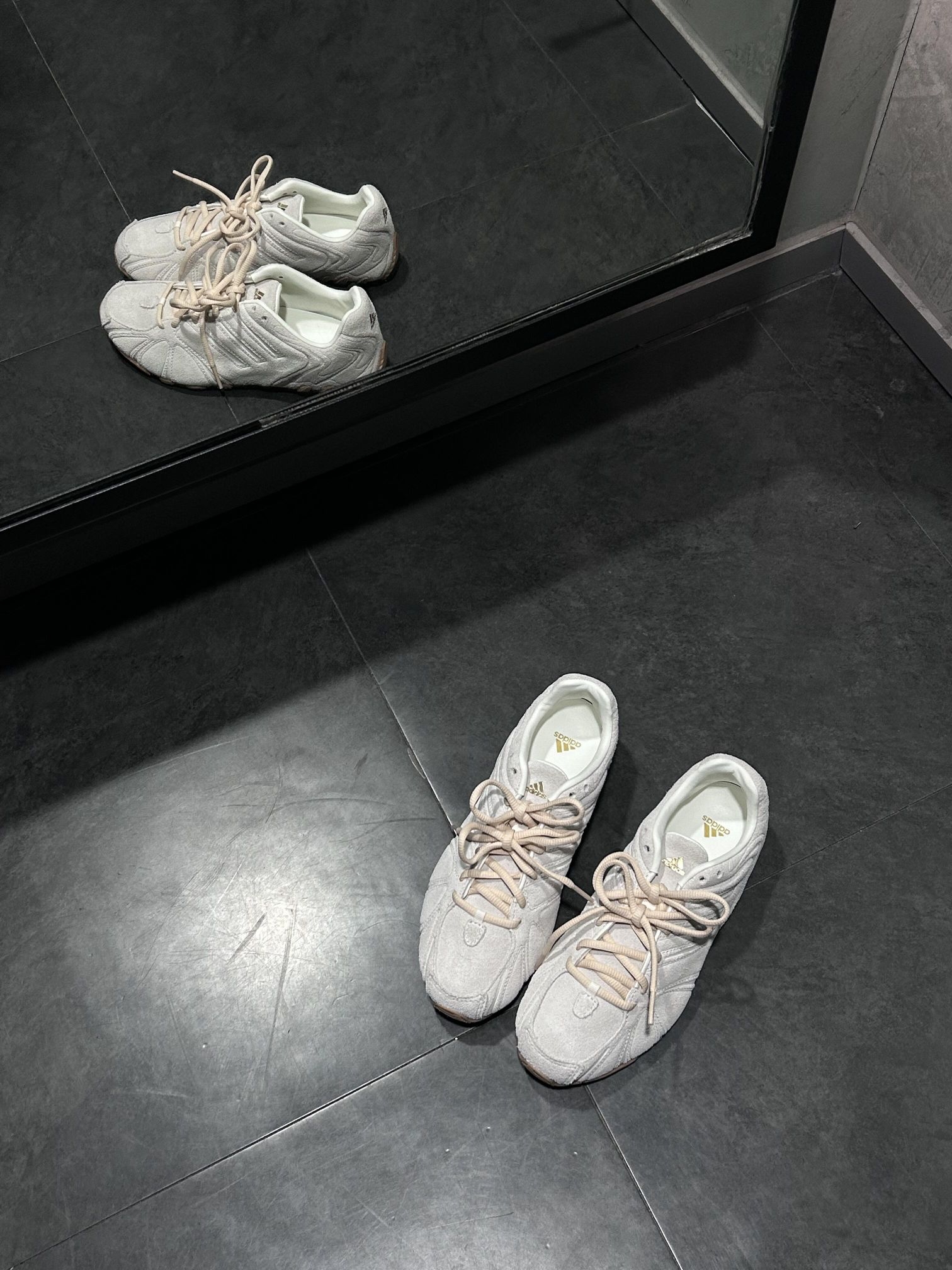 adidas｜奶茶系麂皮赛车鞋

酷飒中
