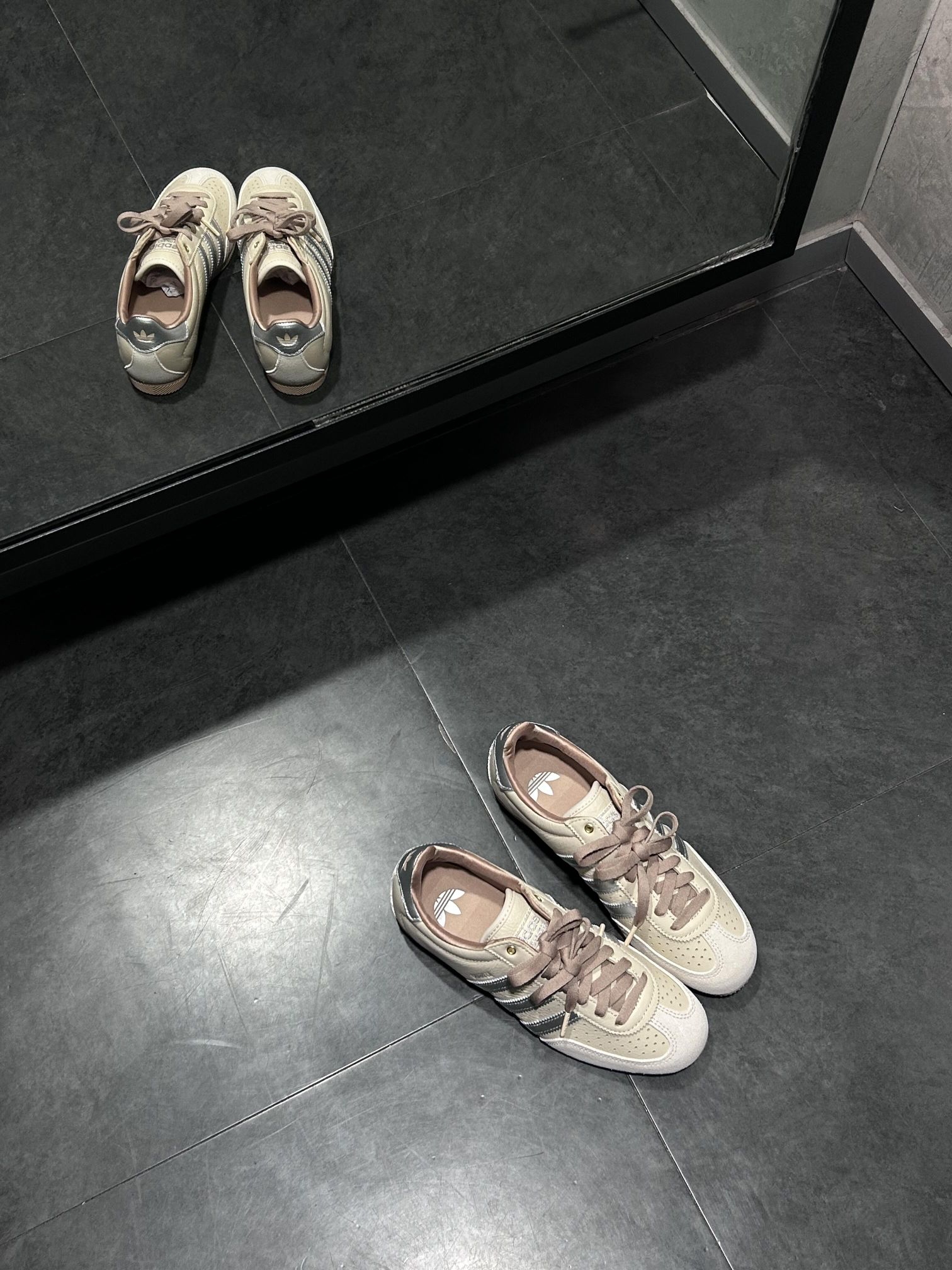 adidas｜早春新款温柔奶茶德训鞋

