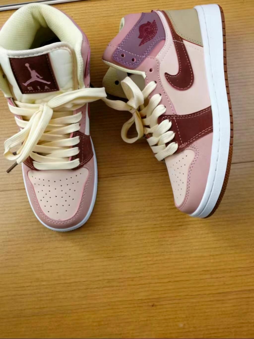 AJ1 Mid 粉棕拼接，春季温柔又复古