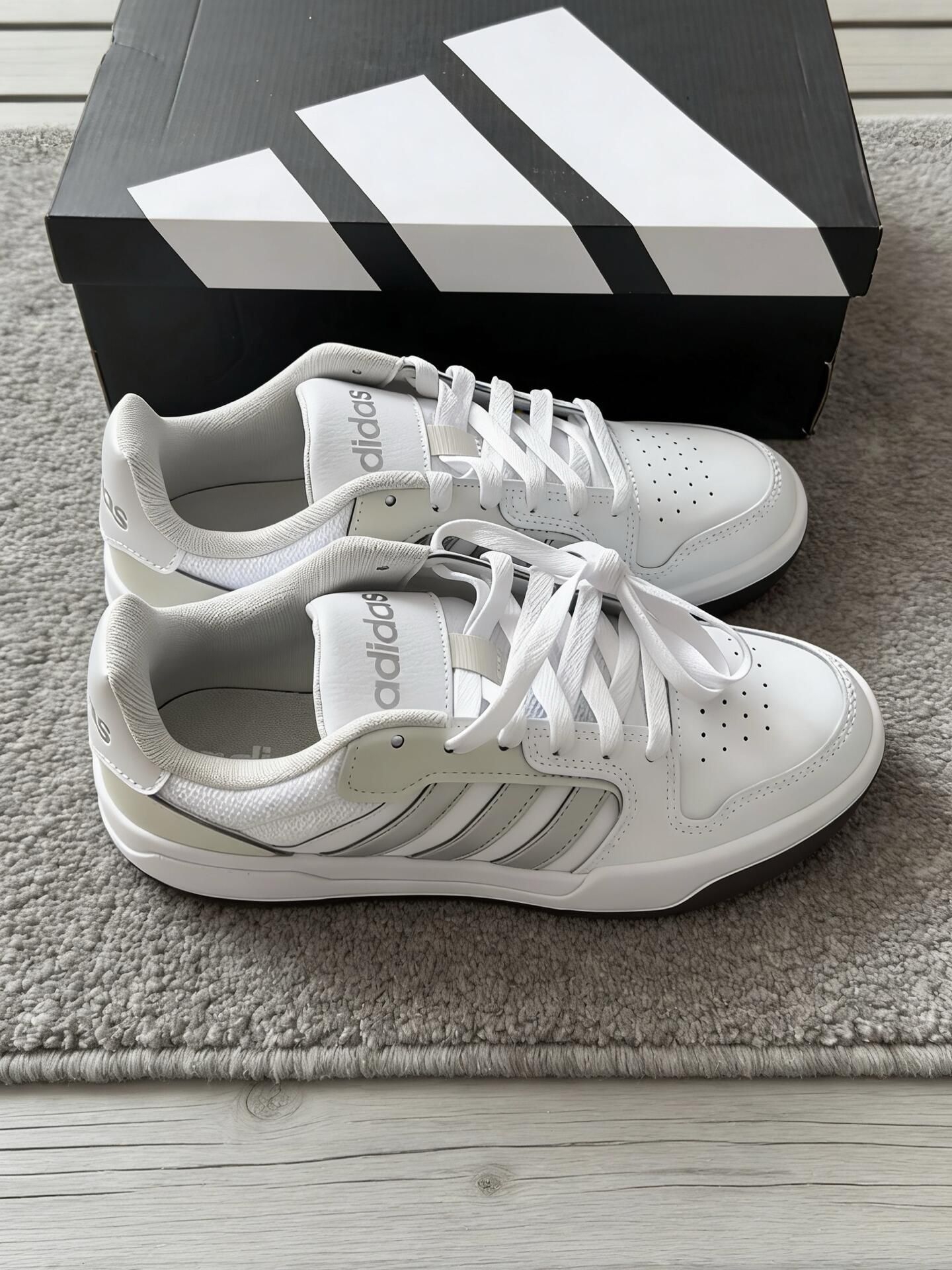 简单又好穿的adidas 白银鞋，鞋柜必