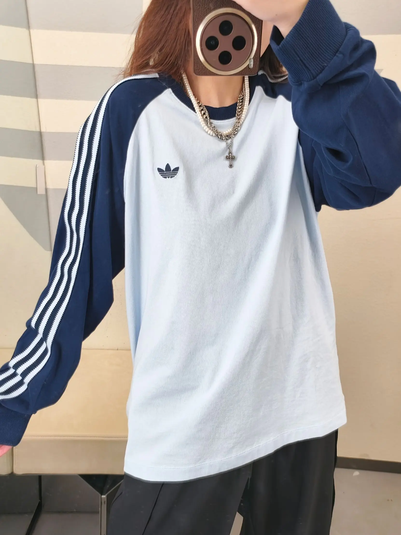 阿迪这件插肩袖长袖T太有学院感了!💙