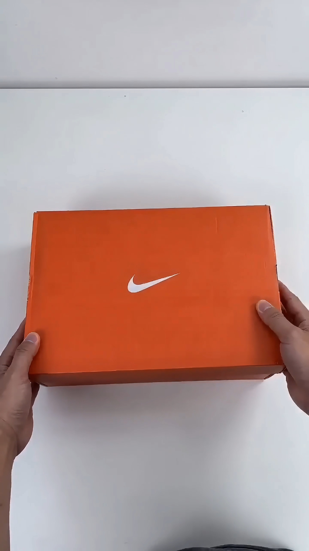 纯白反勾跑鞋开箱！Nike Vomero Plus 太顶了