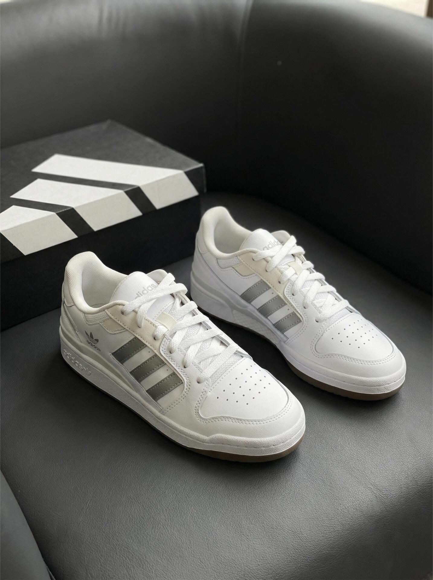 这双阿迪超绝配色-白银款，好好看～

平