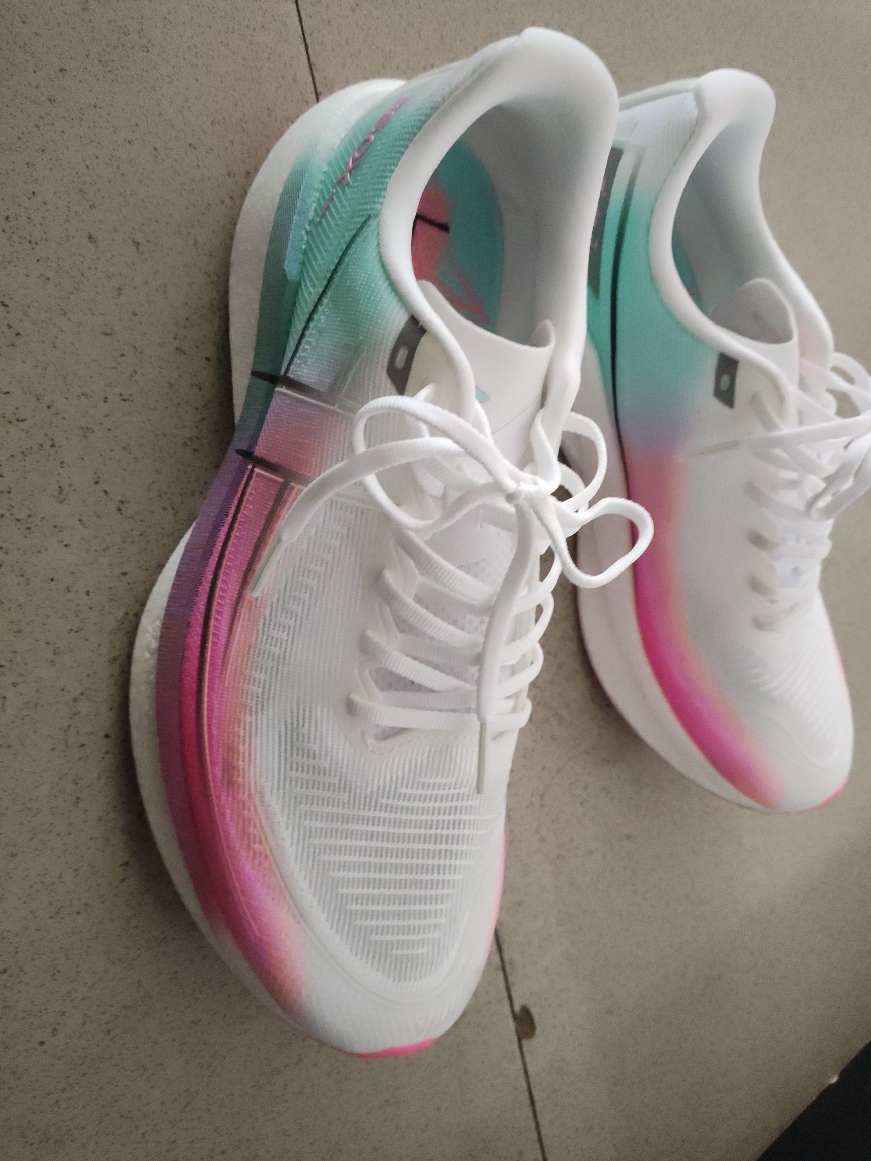 挺便宜的，性价比非常高。而且穿在脚上也非