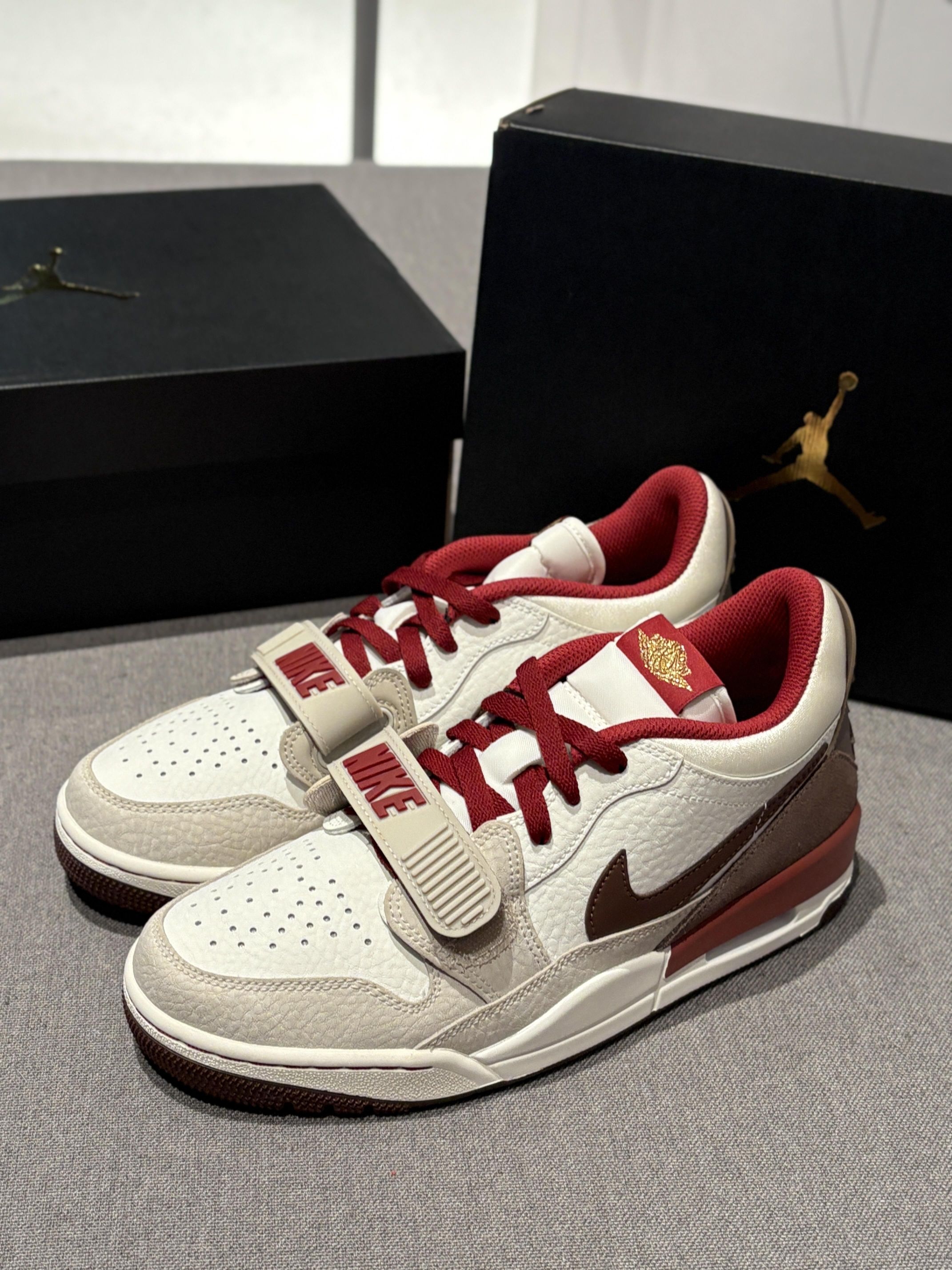 这双酒红棕配色，今年本命鞋没跑了

米白