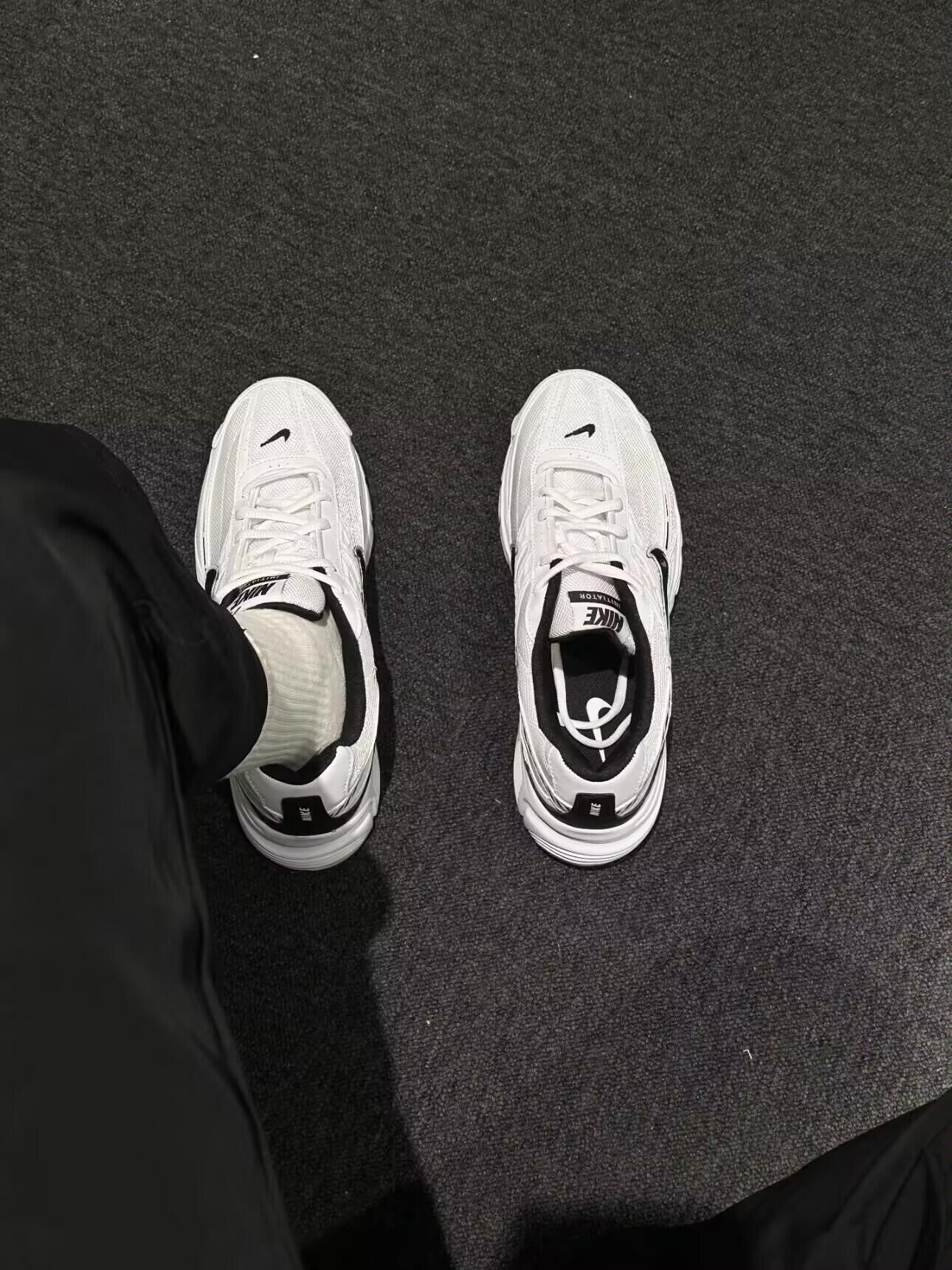 一眼封神的复古学院风跑鞋

复古学院风的