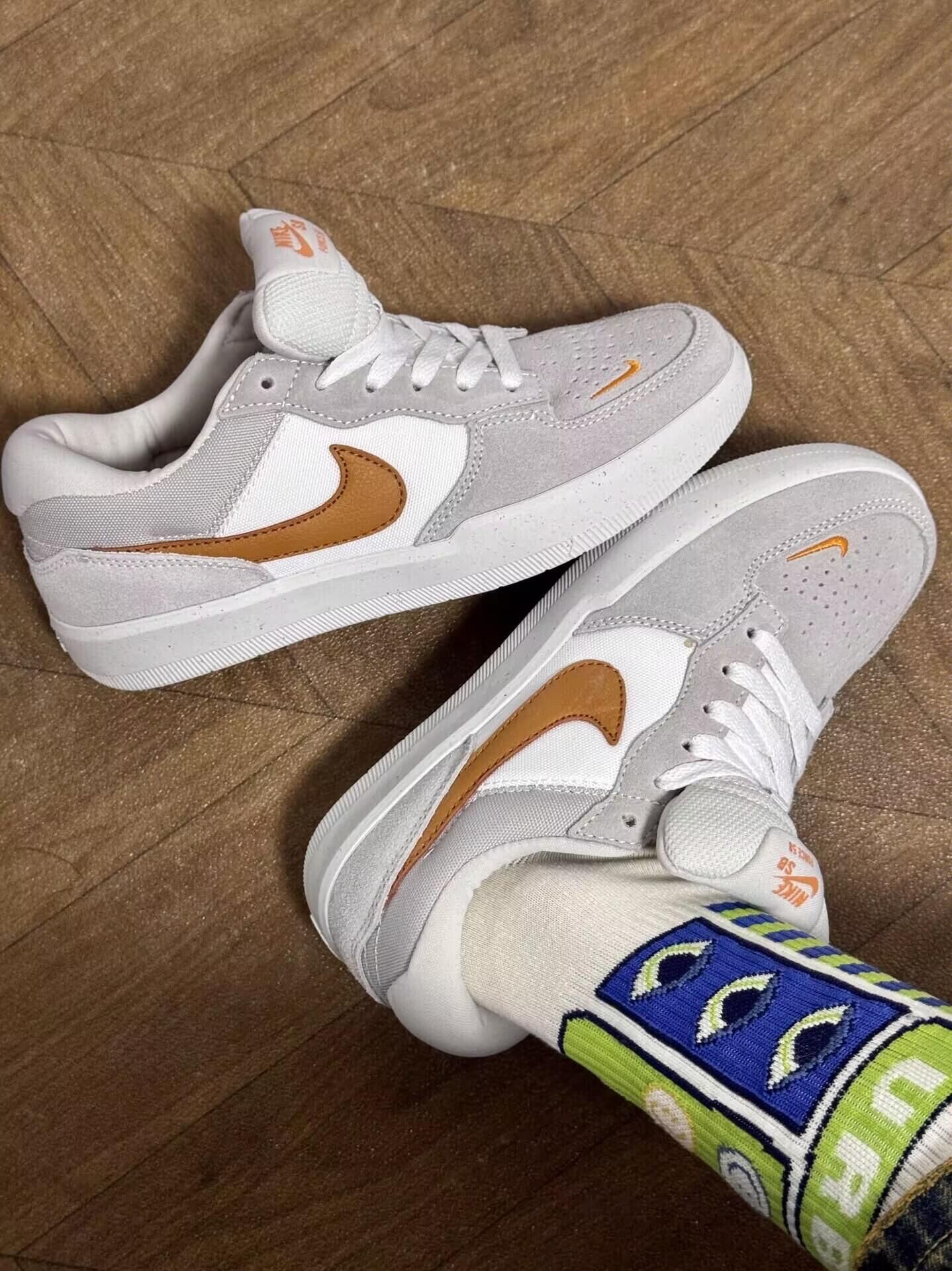 对这双鞋爱了爱了！白配橙！

别说…介双