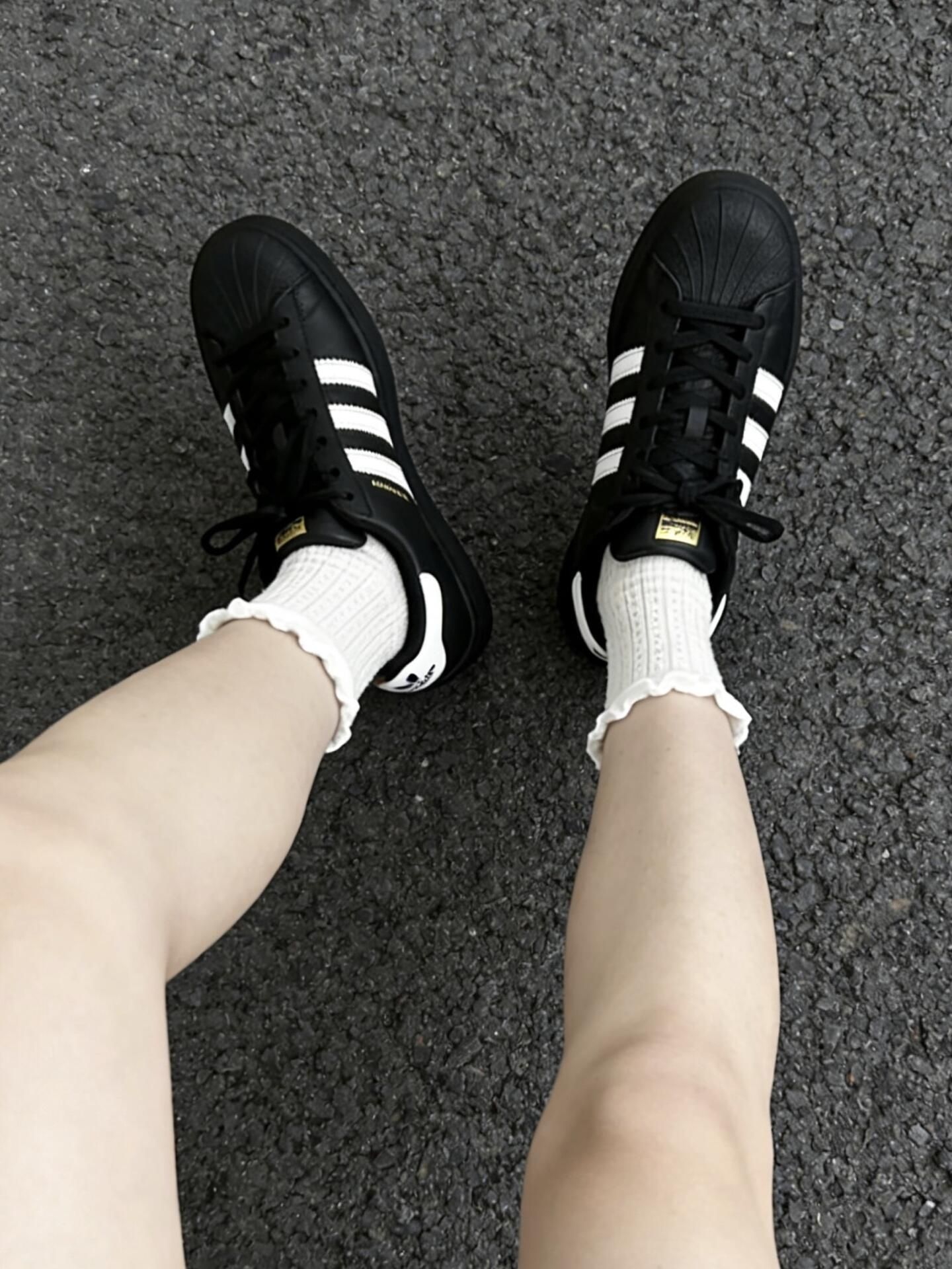 黑白配色板鞋体验

黑色更高级一些，白色