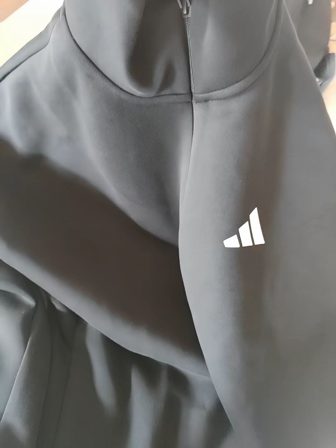 衣服质量不错，价格便宜，我觉得挺值得购买