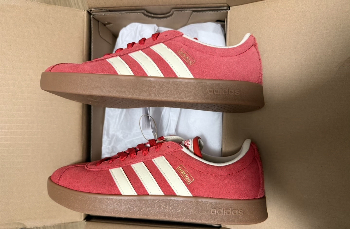 谁懂啊！这双红德训鞋太显白了