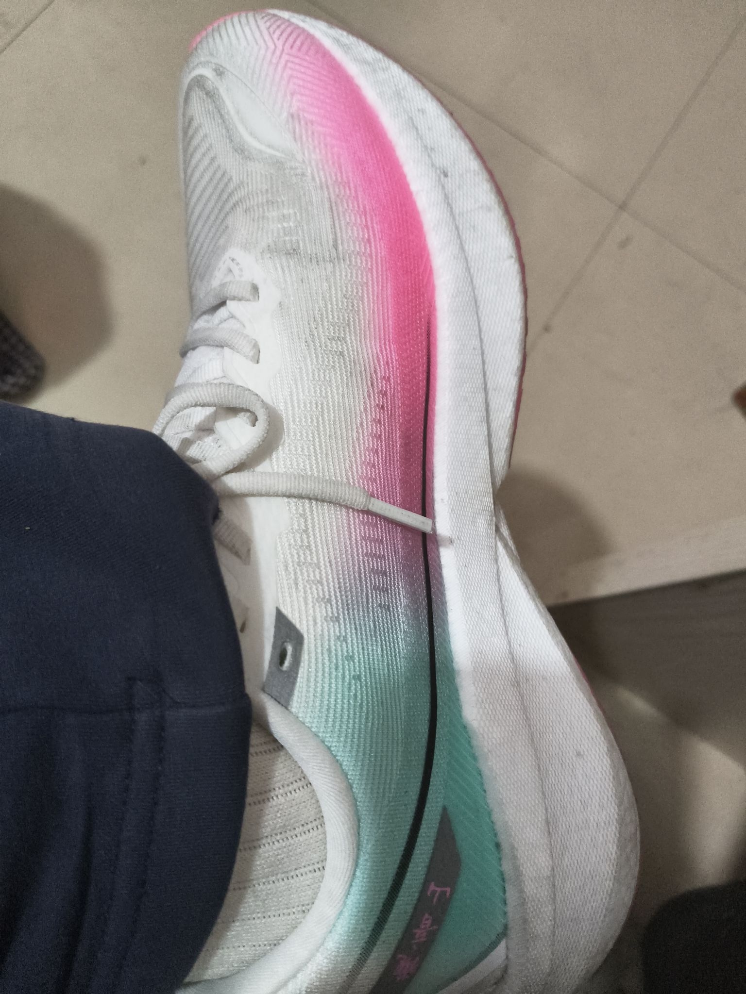 好看，弹性好，大体重可以穿不振脚