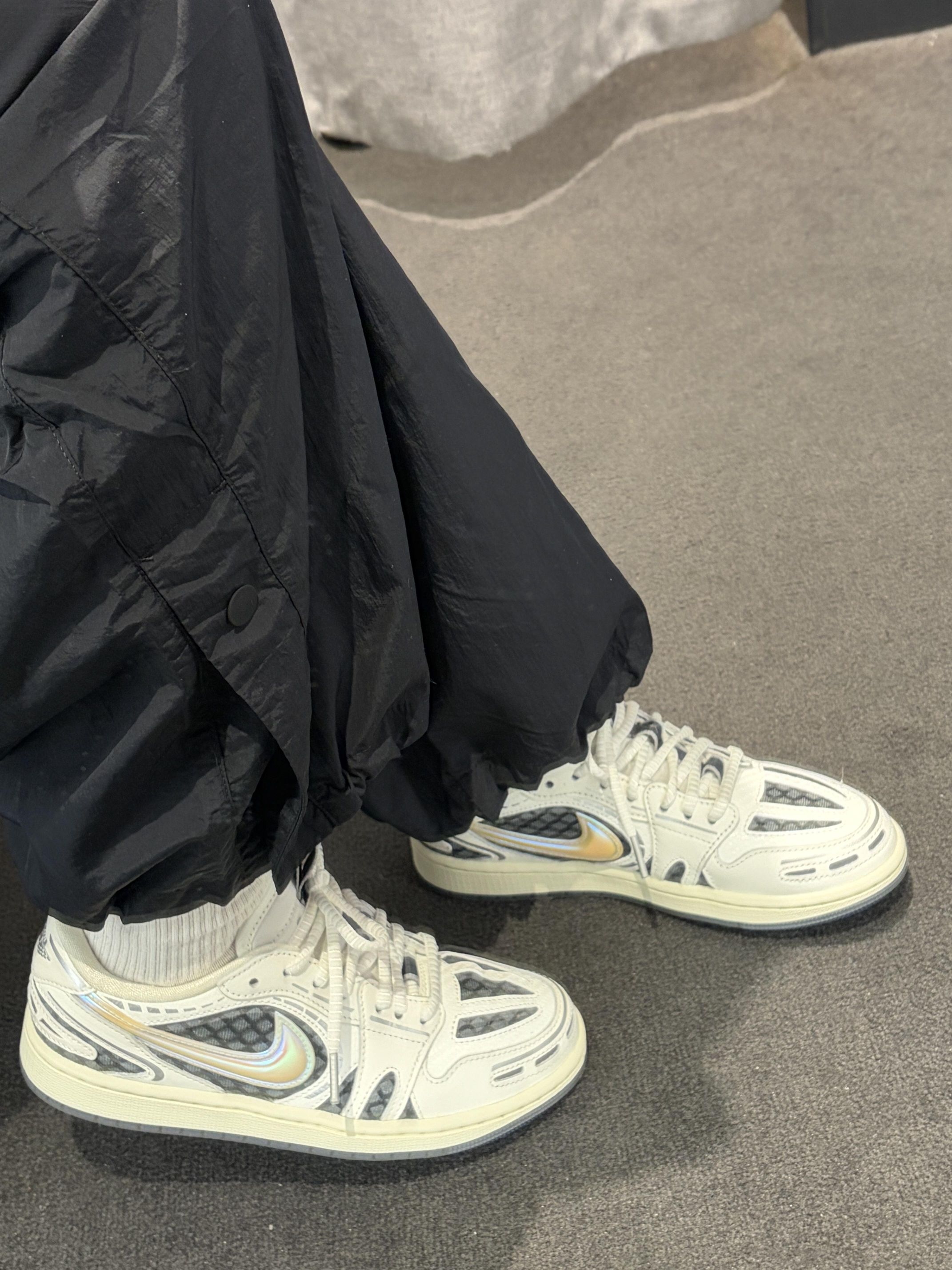 奶盖鞋身配镭射钩	，千禧复古AJ1

奶