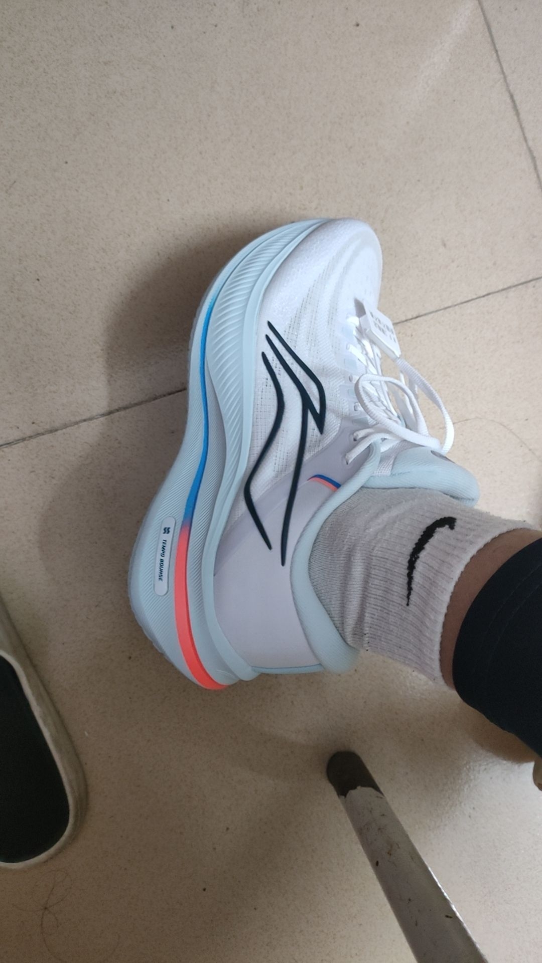 👟球鞋名称：🧍‍♂️穿搭简介：李宁越影五