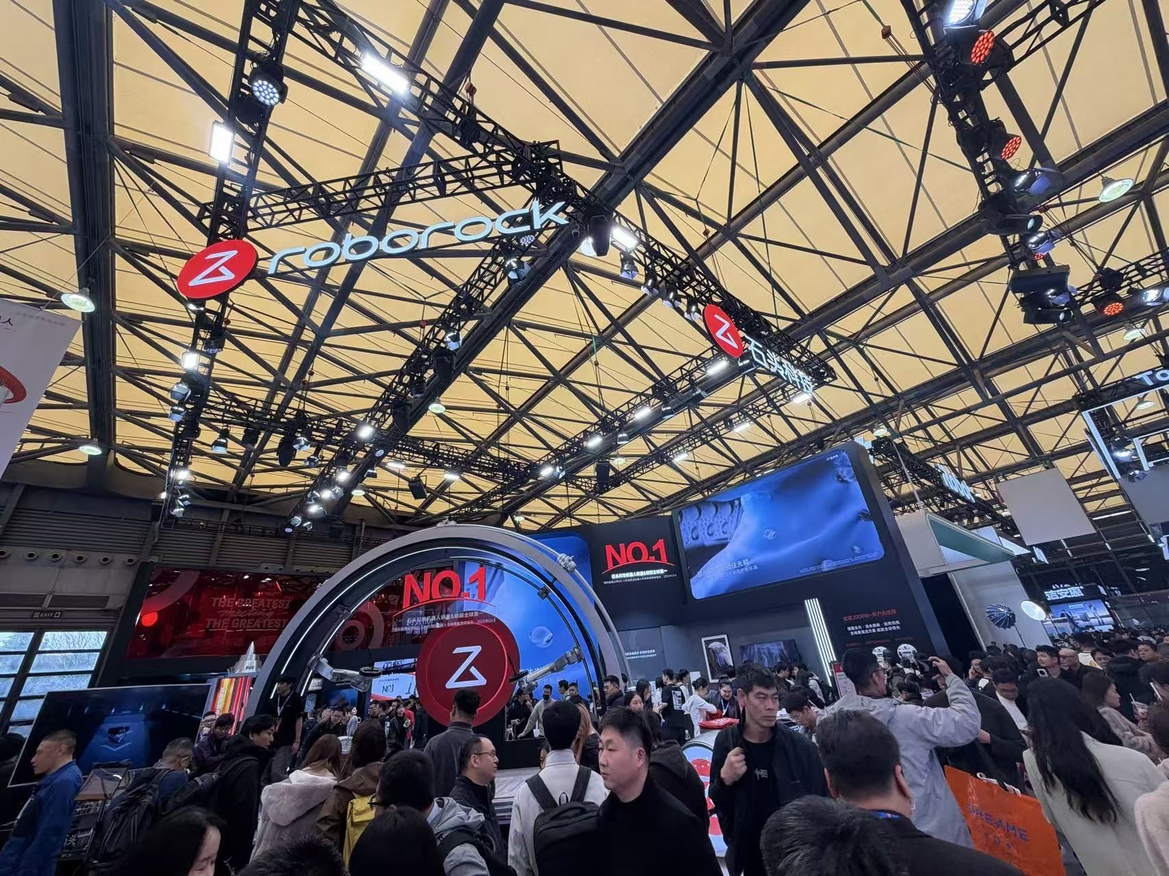 在石头科技展台，我撞见了清洁家电的未来