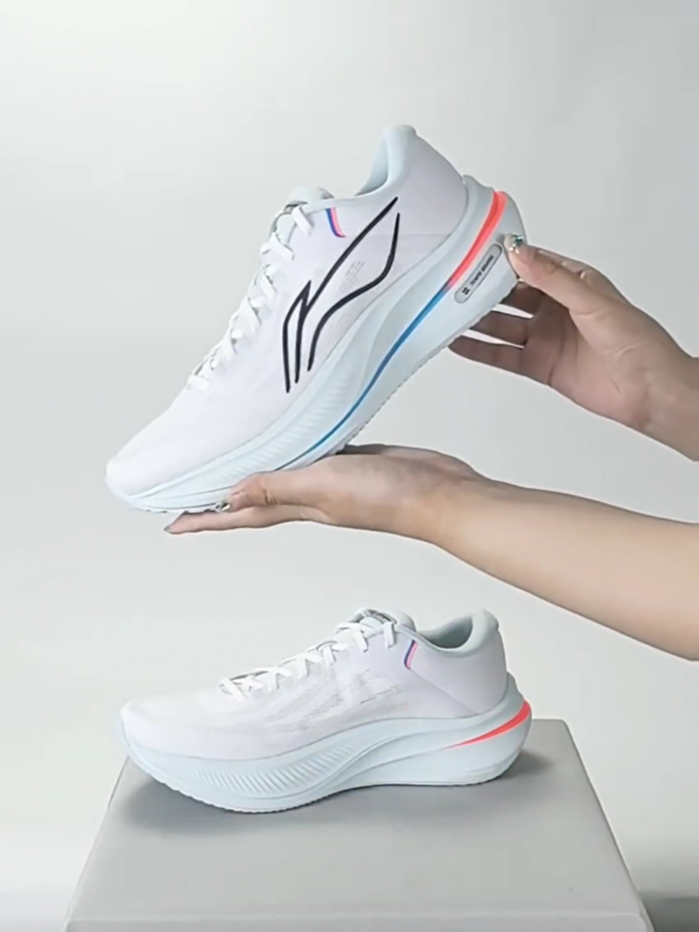 球鞋开箱-标准白越影5