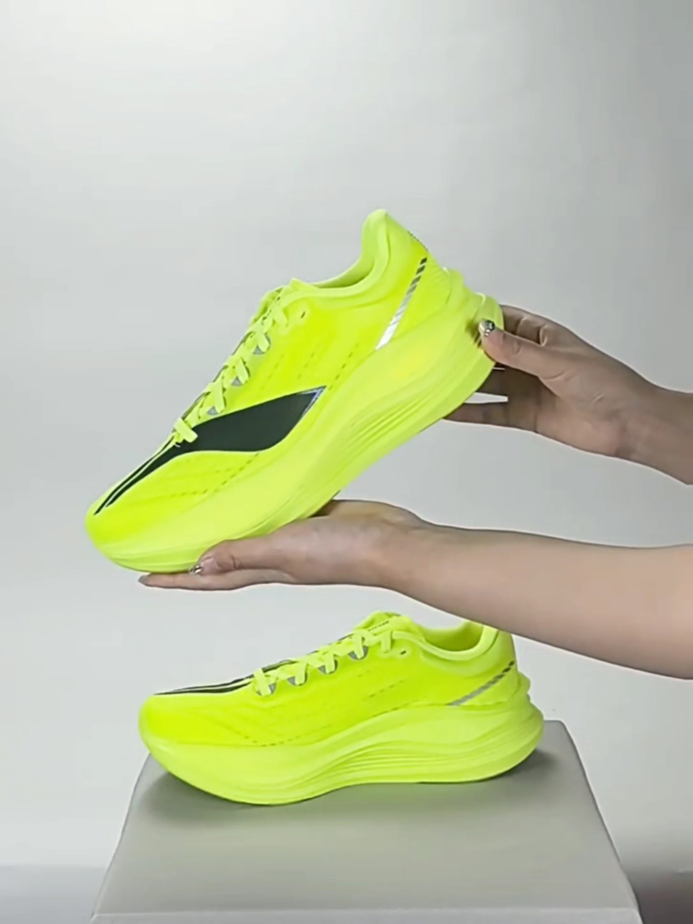球鞋开箱-荧光绿越影5Pro