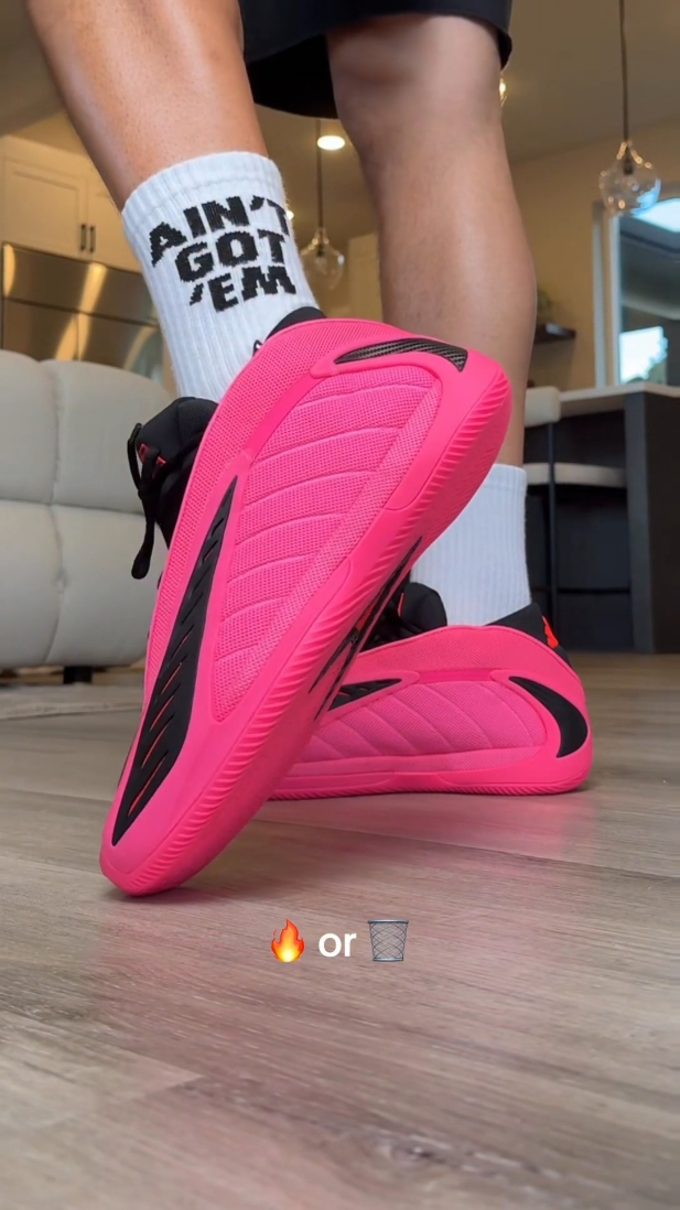 球场吸睛王！adidas AE2骚粉配色太绝了