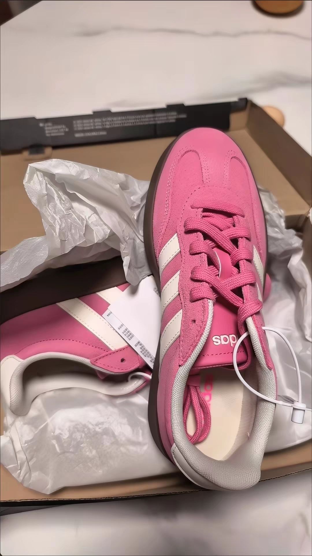 💖 被这双“草莓熊粉”德训鞋美到心巴上了！终于入手了这双2026开春爆款，Adidas BARR