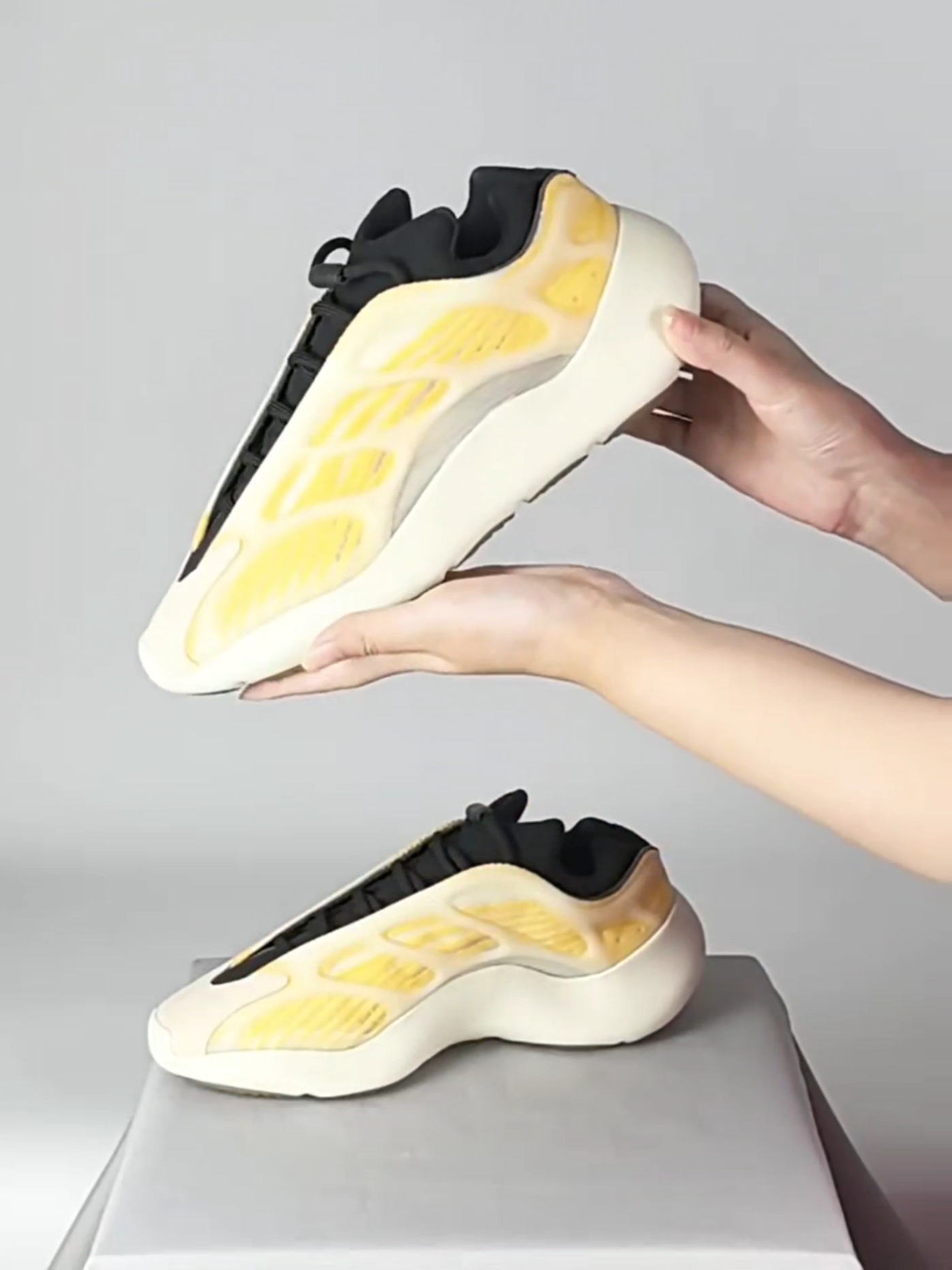 球鞋开箱-白黄Yeezy 700 V3