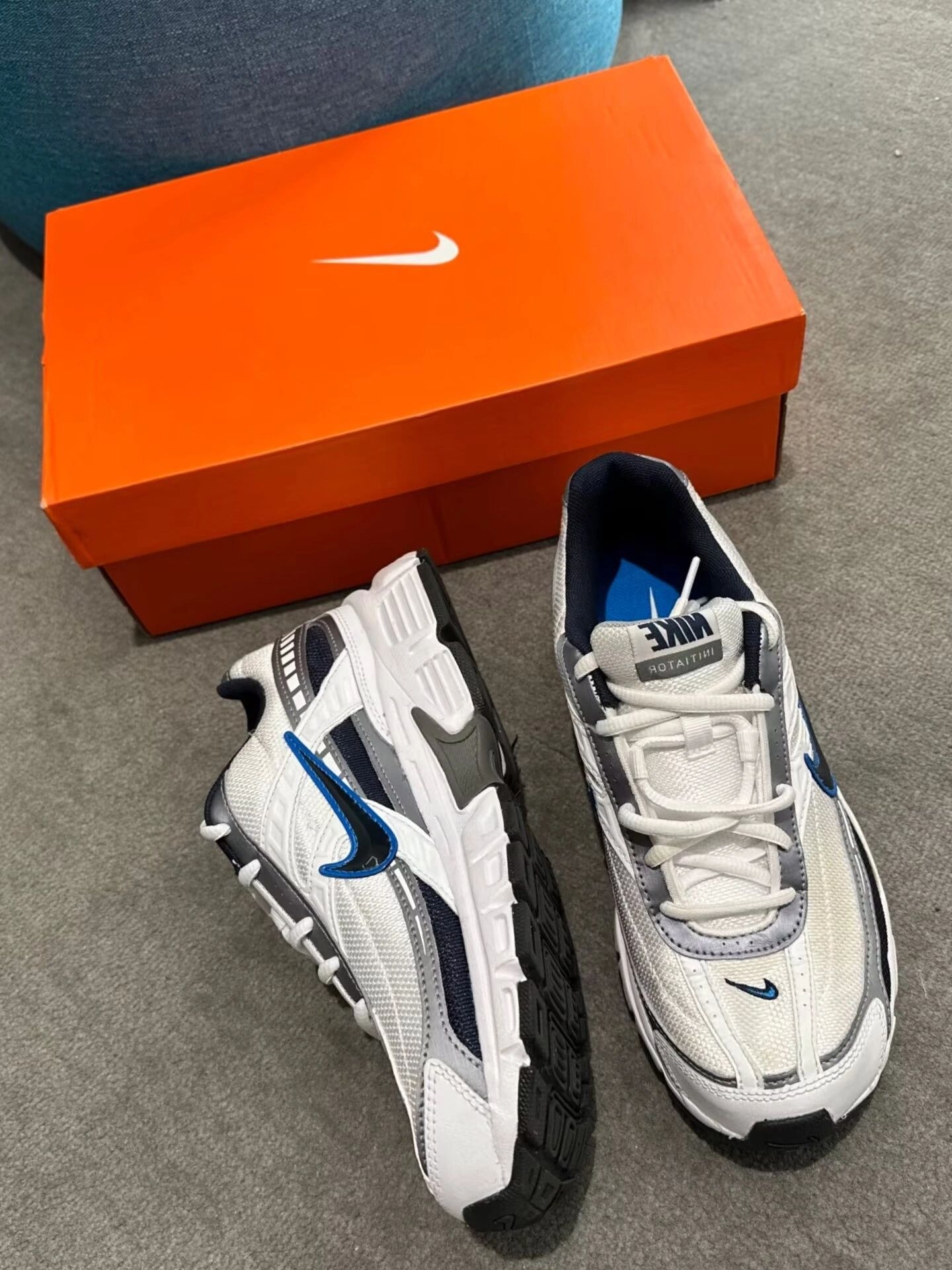 新入的白蓝Nike Initiator，求懂行鉴定正不正！