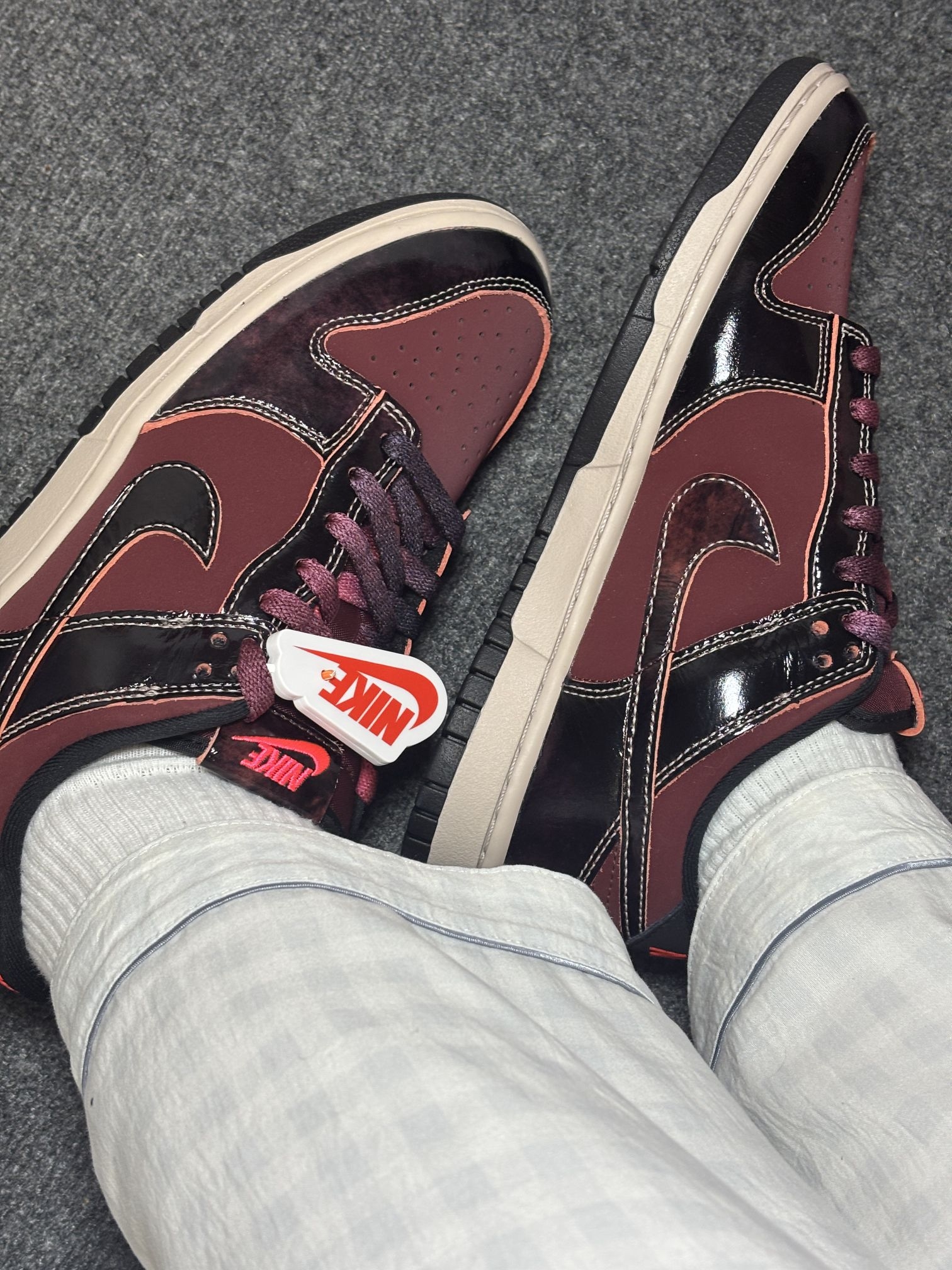 皮革黑撞上雾面磨砂酒红？？Nike你的配色太打眼了‼️
