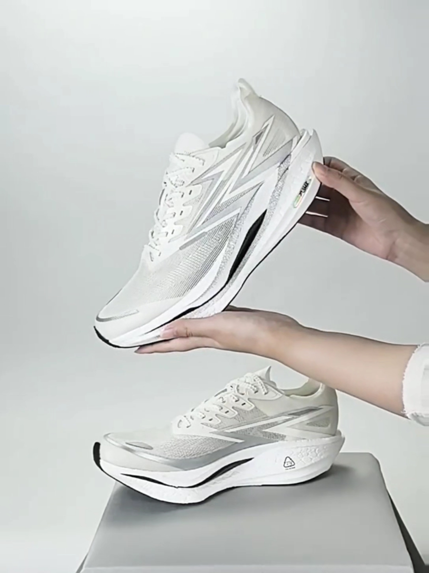 球鞋开箱-银白飞燃4.5 MIRO