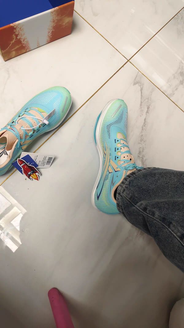 测试使用的一双钉鞋，气很足，回弹很好 