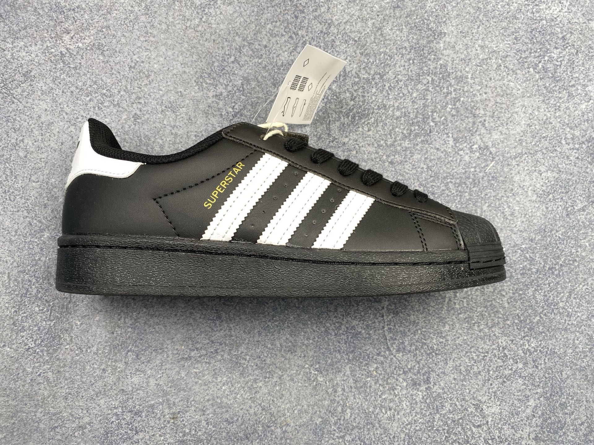 阿迪达斯脚上穿  小伙注定不一般