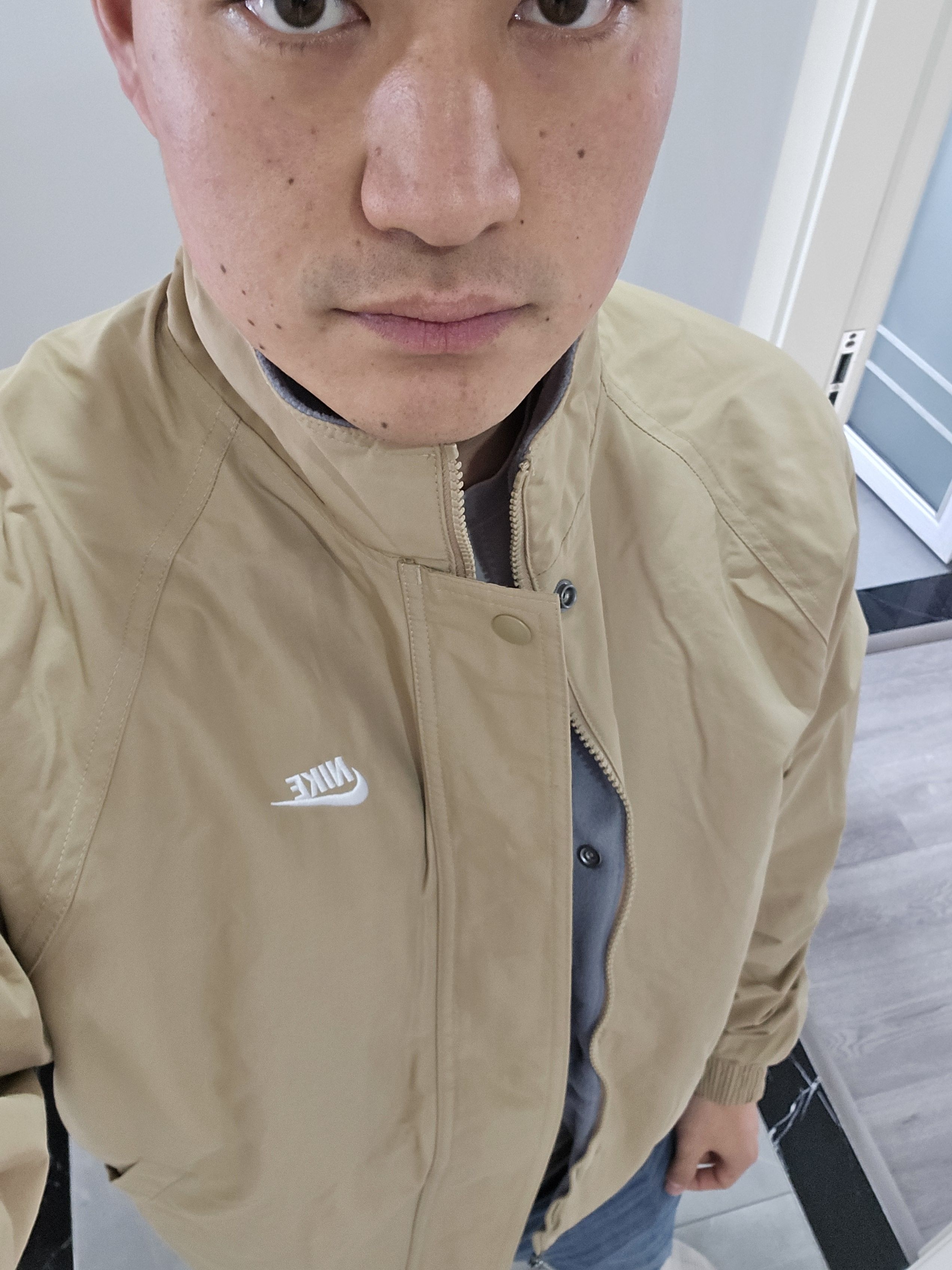 卡其色Nike外套｜早春通勤的松弛感穿搭✨