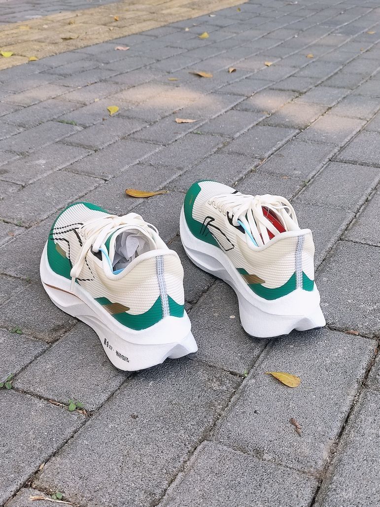 一款面向进阶跑者的全掌碳板竞速跑鞋。